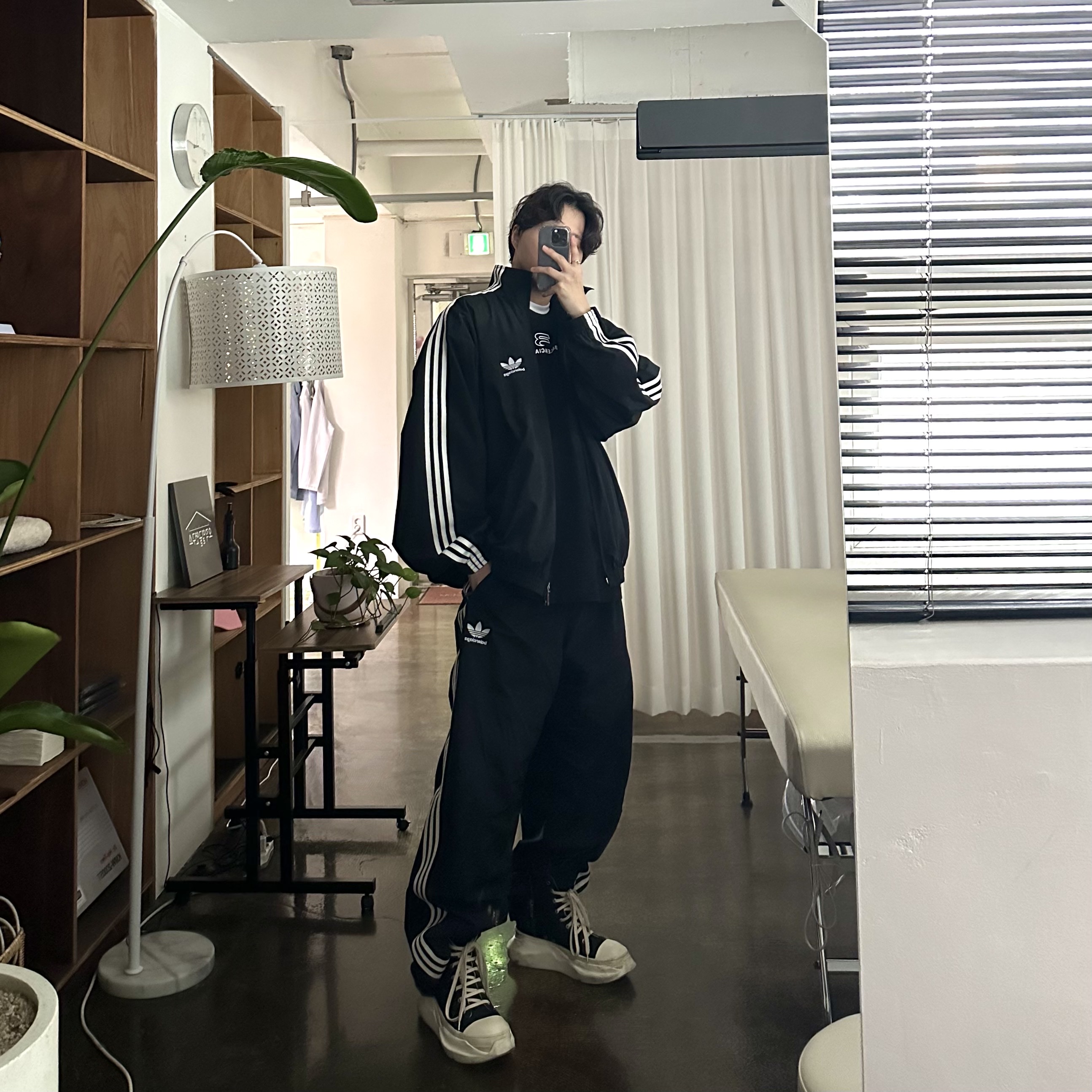 Balenciaga x Adidas Performance Poplin Tracksuit Jacket Black 착용 스타일