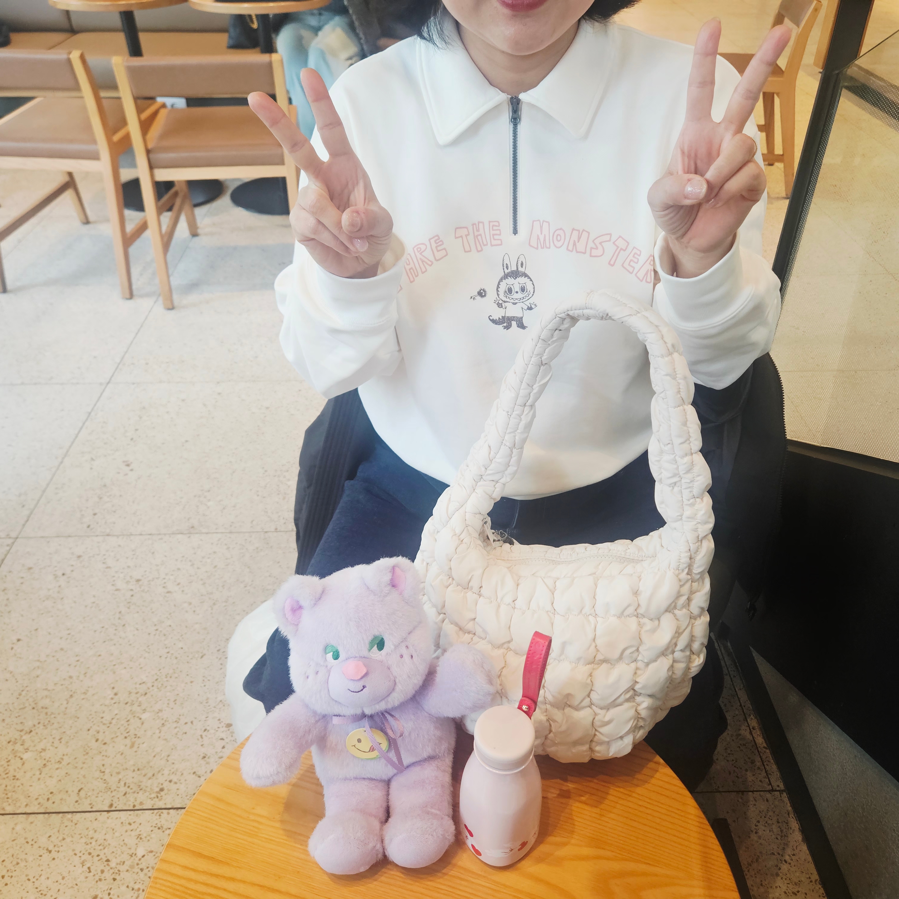 (W) Uniqlo x Pop Mart Half-Zip Sweatshirt Off White, COS Quilted Mini Bag Cream 착용 스타일 - 3
