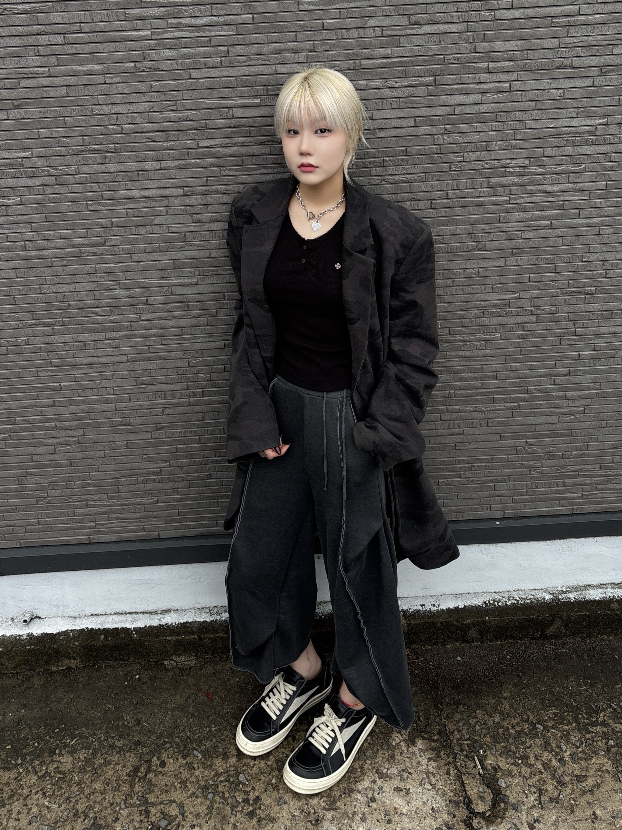 Rick Owens Lido Vintage Sneakers Black Milk 착용 스타일 - 2