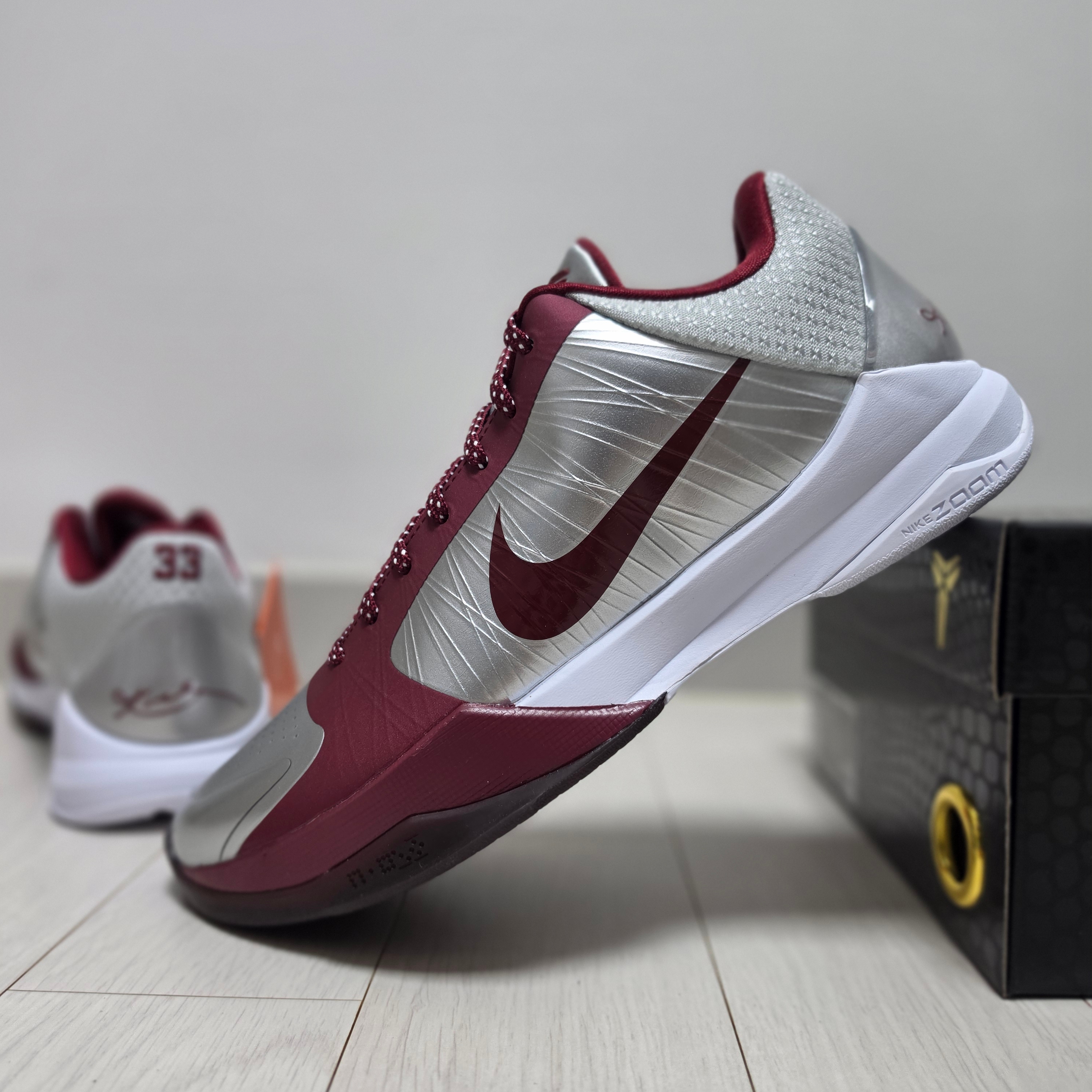 Nike Kobe 5 Protro Lower Merion Aces Away Metallic Silver Team Red 착용 스타일 - 1