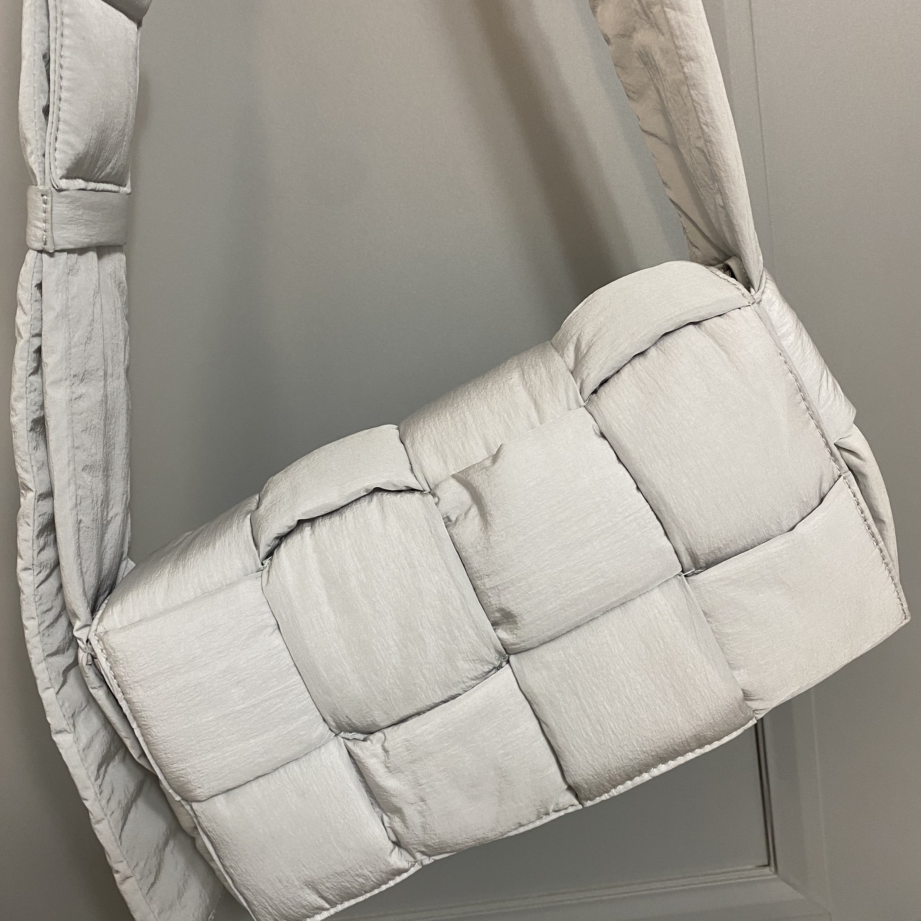 Bottega Veneta Padded Tech Cassette Frost 착용 스타일