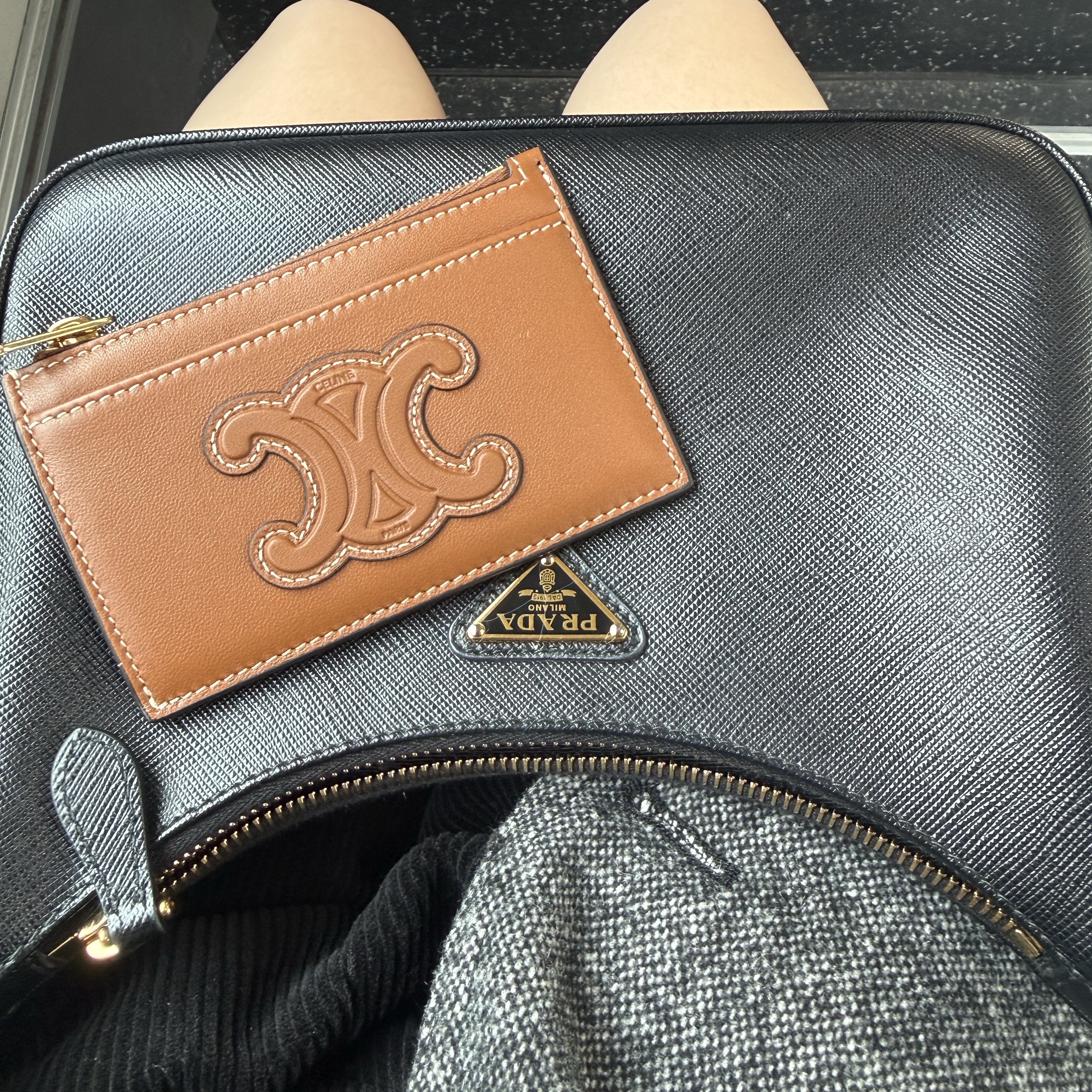 Celine Zipped Card Holder in Smooth Lambskin Tan, Prada Re-Edition 2005 Saffiano Leather Shoulder Bag Black 착용 스타일