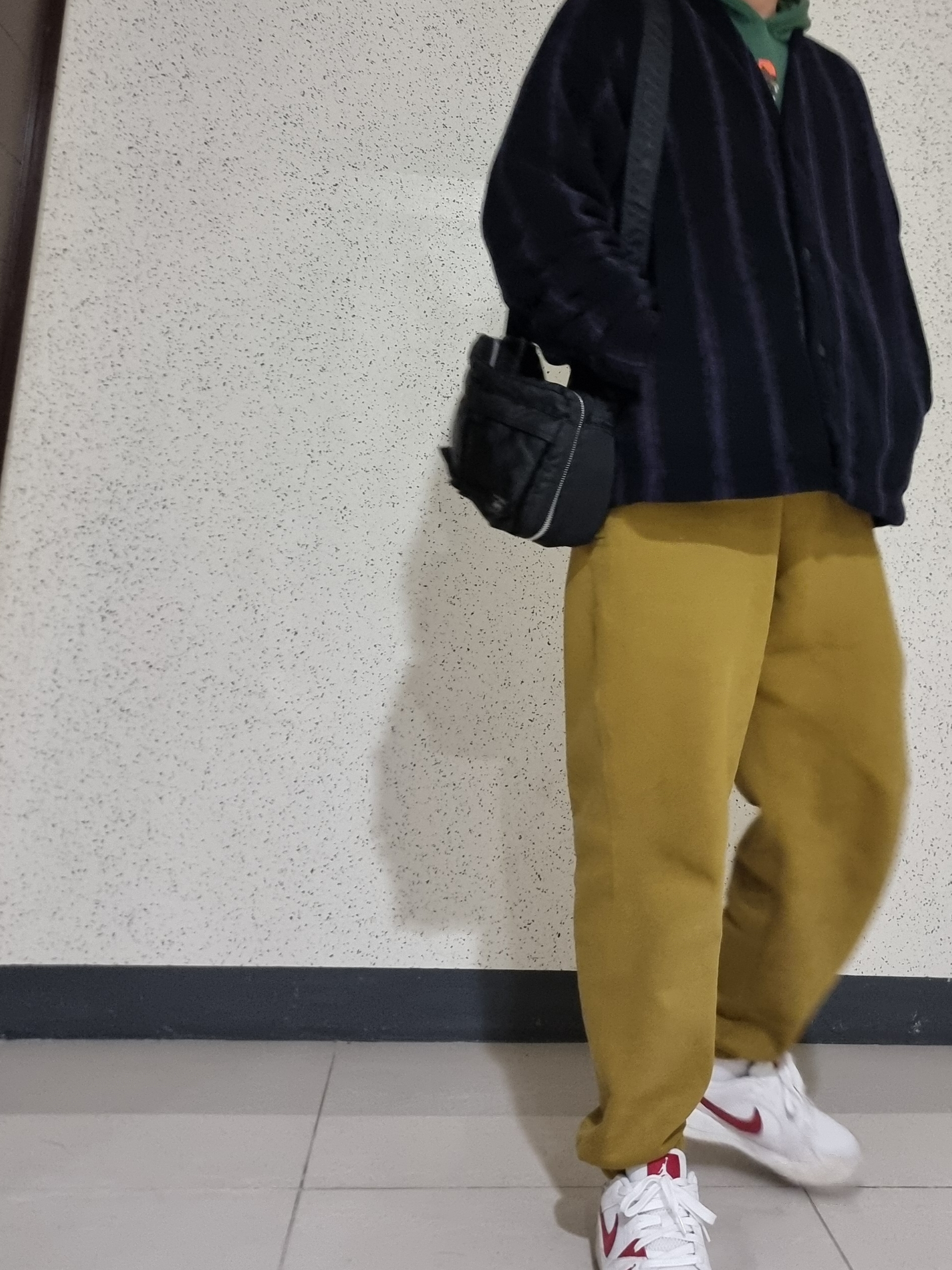 Jordan Essential Graphic Fleece Hoodie Noble Green - Asia, Uniqlo x Needles Fleece Oversized Cardigan Black - KR 착용 스타일