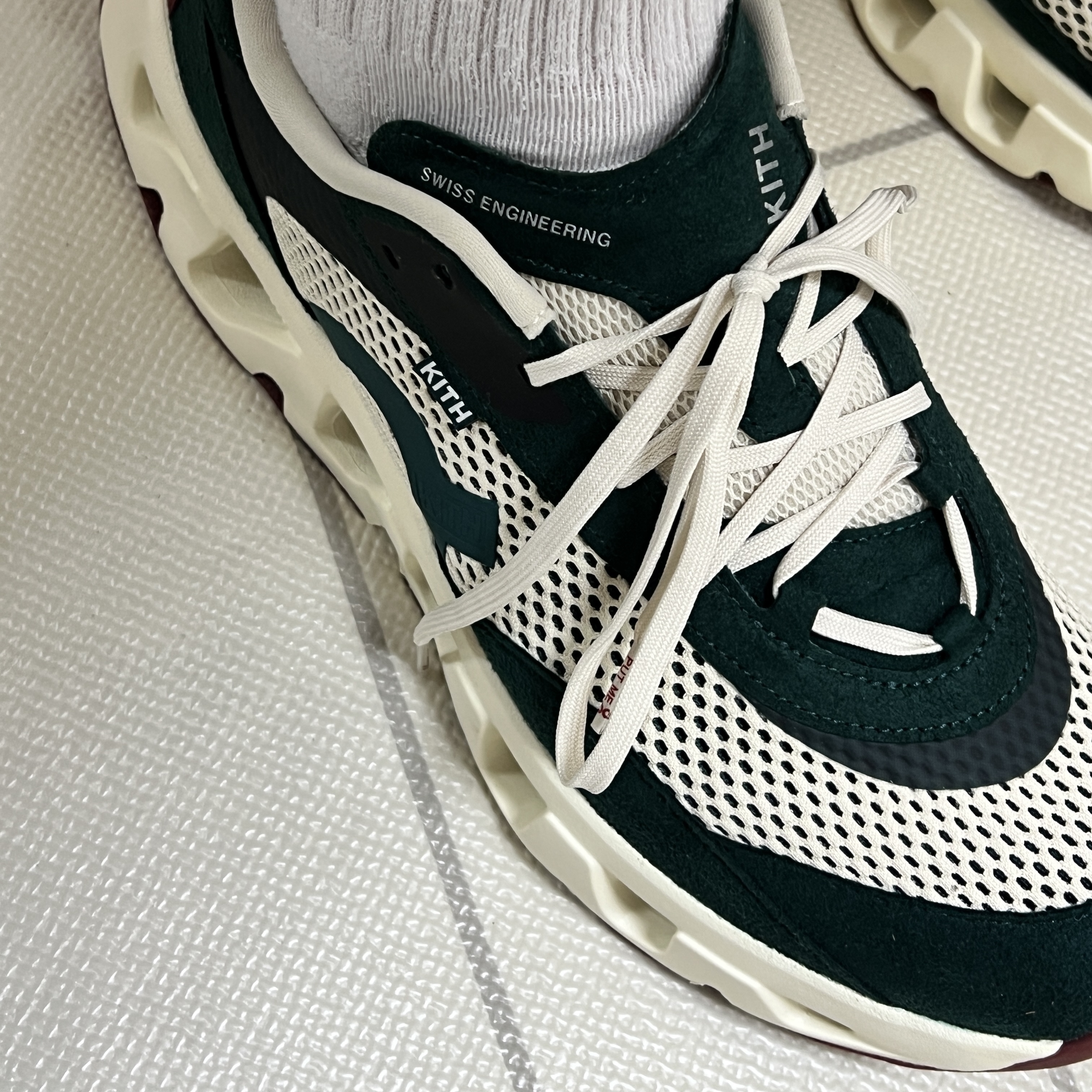 On Running x Kith K-Tech 2 Spirulina Barley 착용 스타일