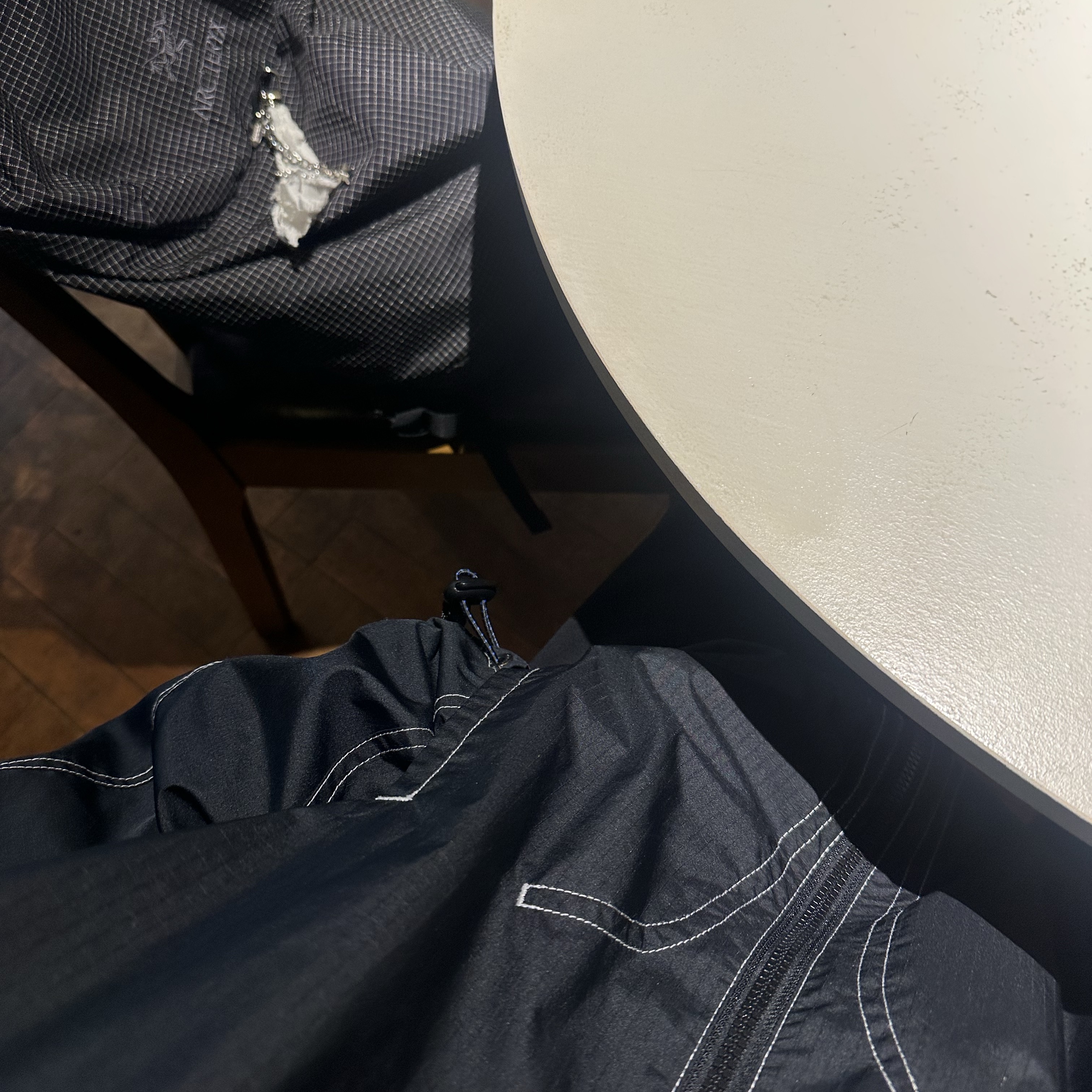 Converse x Ader Error Shapes Light Jacket Converse Black, Arc'teryx Konseal 15 Backpack Black 착용 스타일 - 5