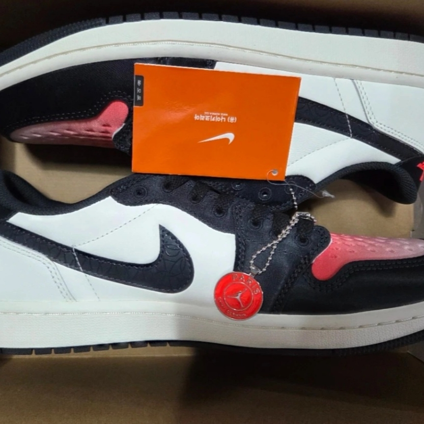 Jordan 1 x Paris Saint-Germain Retro Low OG Sail and Off Noir 착용 스타일