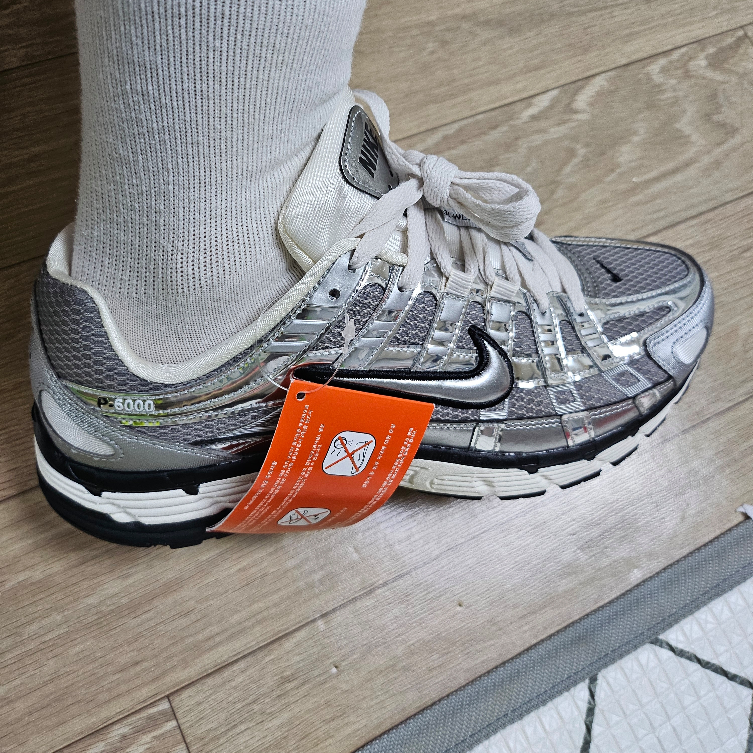 Asics Gel-1130 Steel Grey Pure Silver, Nike P-6000 Metallic Silver 착용 스타일 - 2