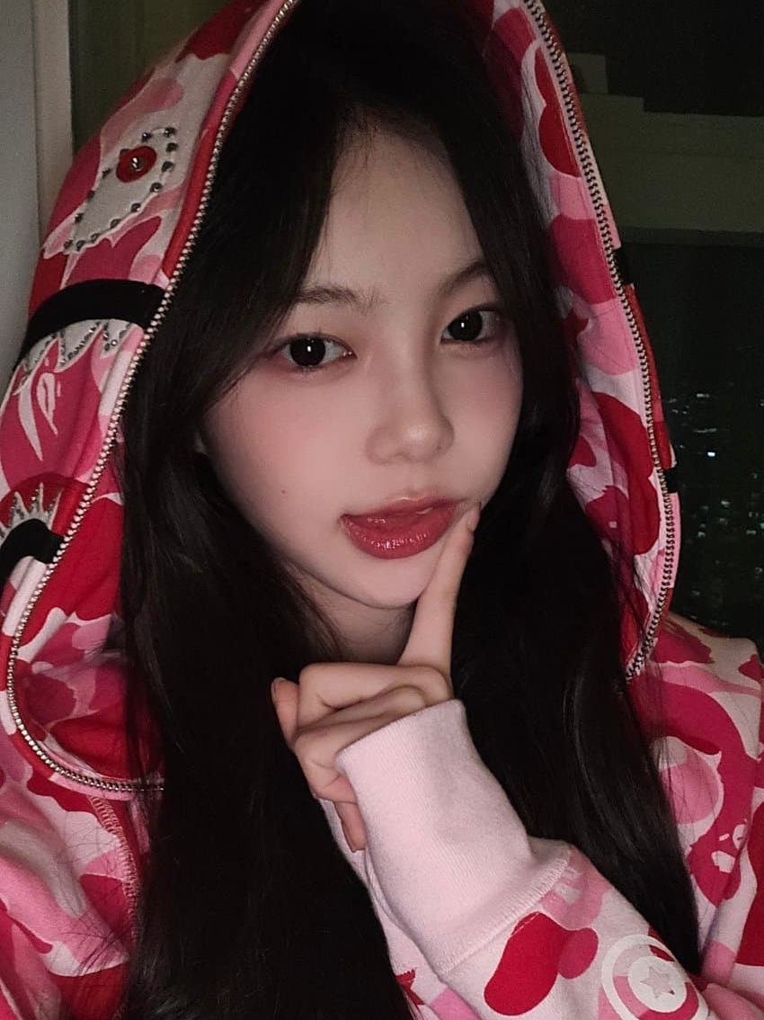 BAPE ABC Camo Crystal Stone Shark Full Zip Hoodie Pink 착용 스타일