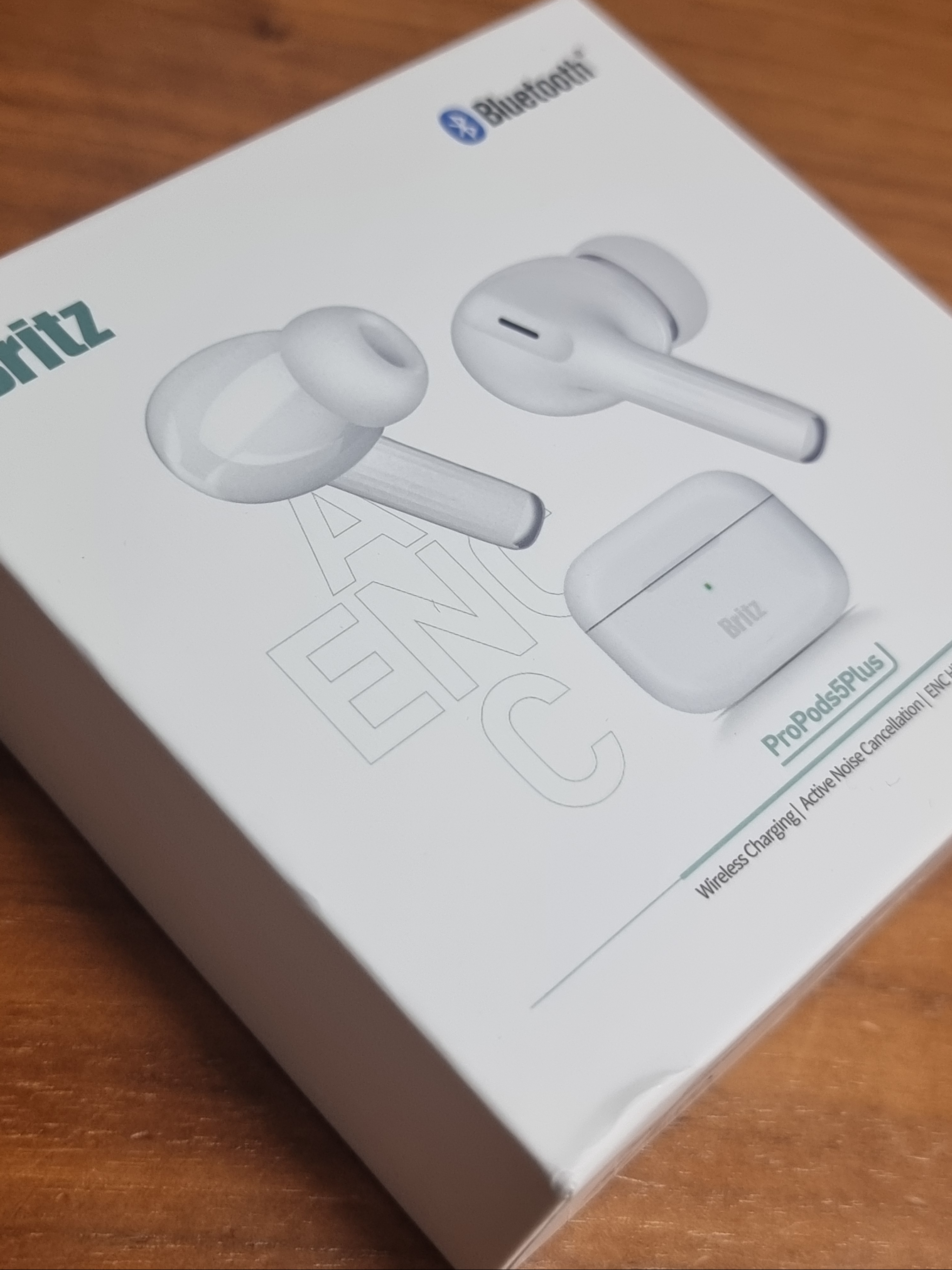 Britz   Propods5 plus   Bluetooth kernel type earphones  white 착용 스타일