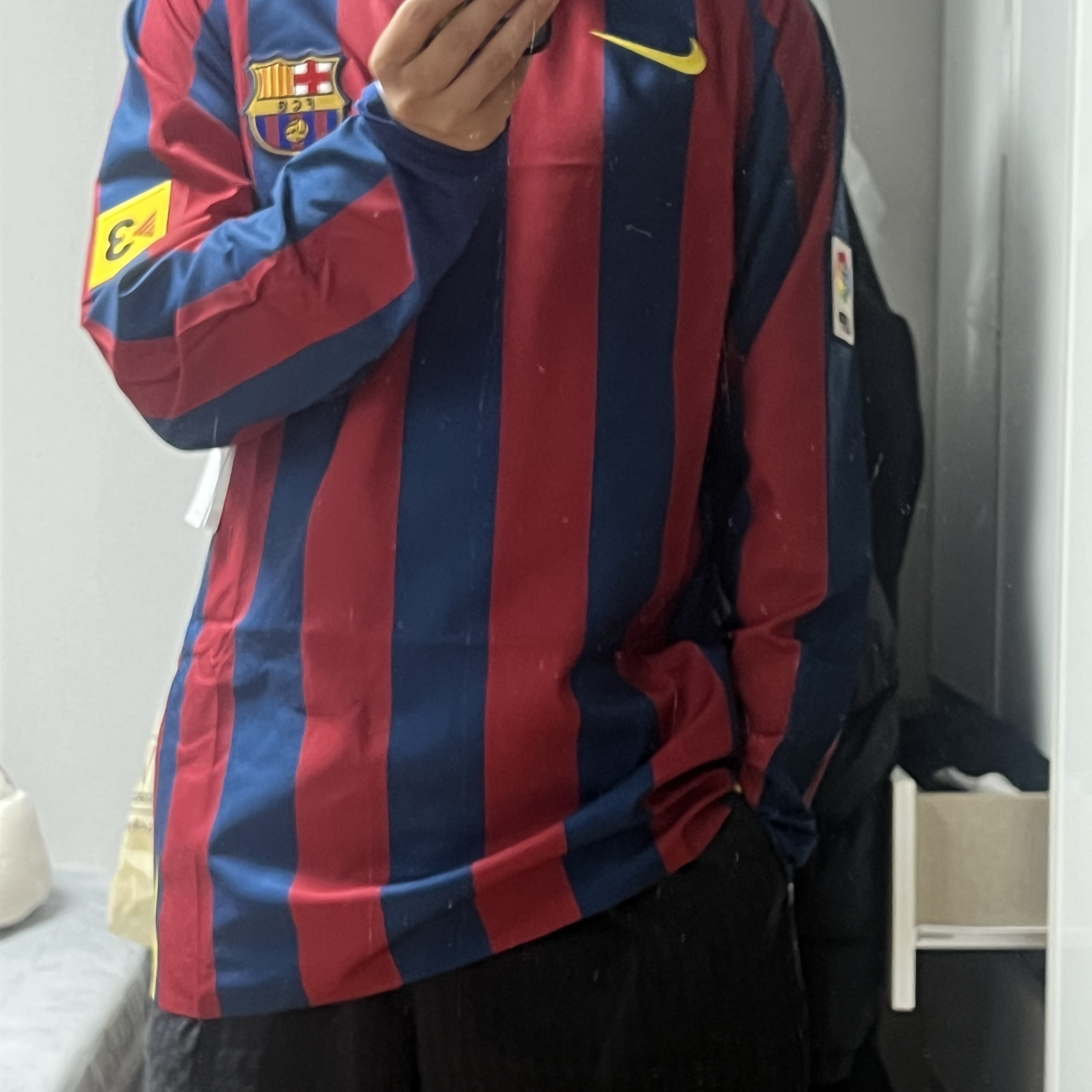 Nike Ronaldinho FC Barcelona 2005/06 Retro Soccer Replica Long-Sleeve Jersey (HQ1462-471) (Marking Ver.) 착용 스타일 - 1