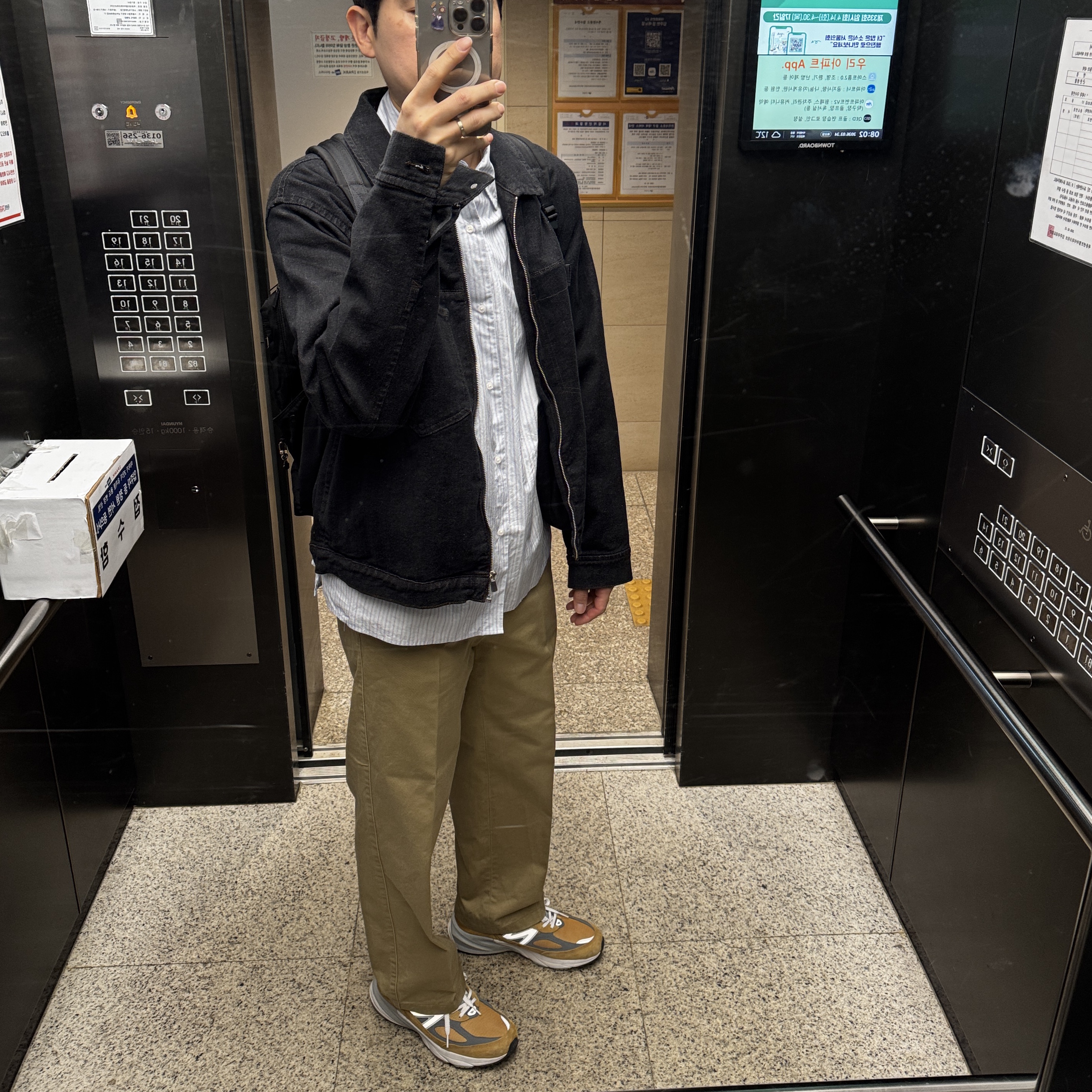 New Balance 990v6 Made in USA Workwear Grey, Uniqlo Relaxed Fit Straight Chino Pants Brown - JP 착용 스타일