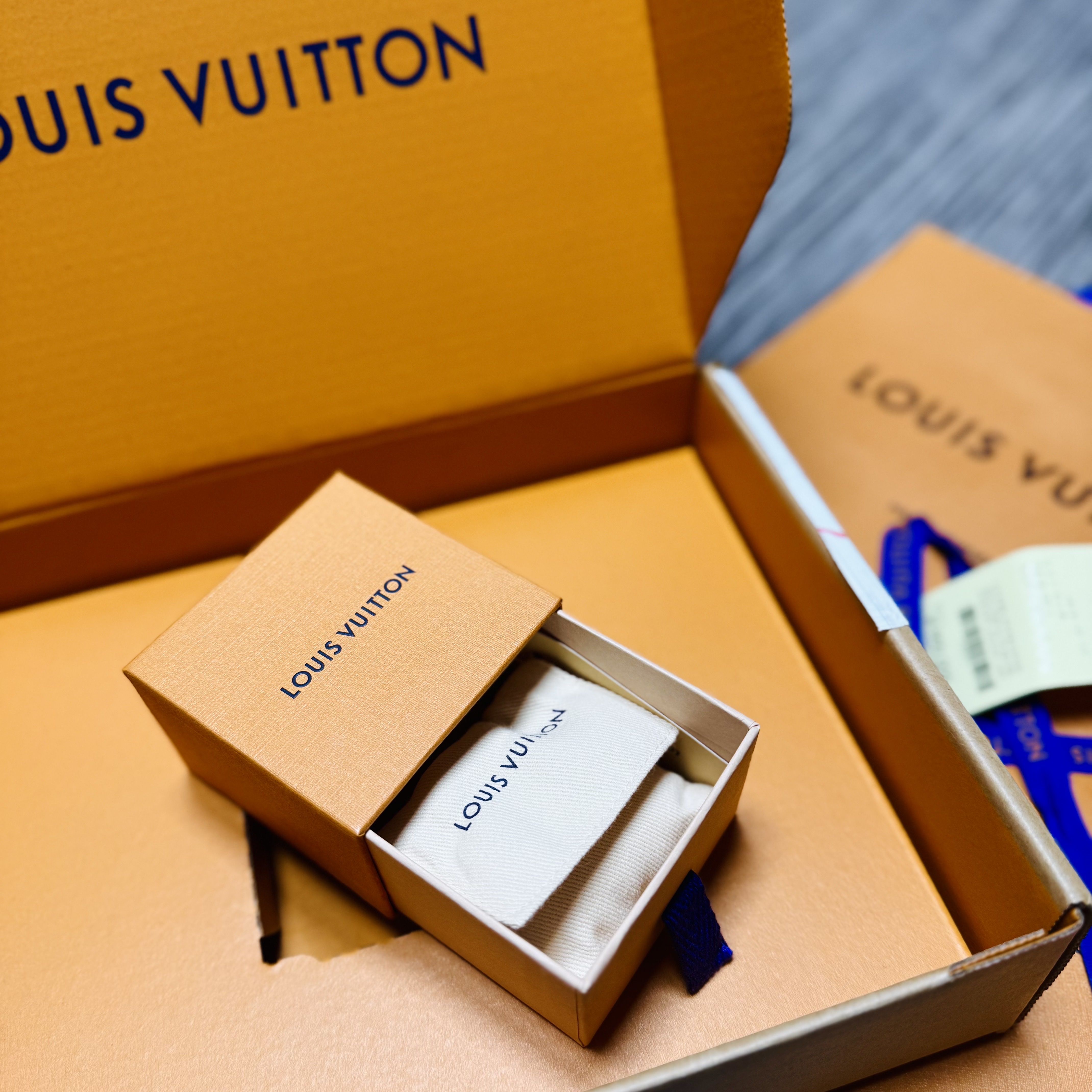 Louis Vuitton Monogram Bold Necklace Dark Ruthenium Gold Silver 착용 스타일 - 2