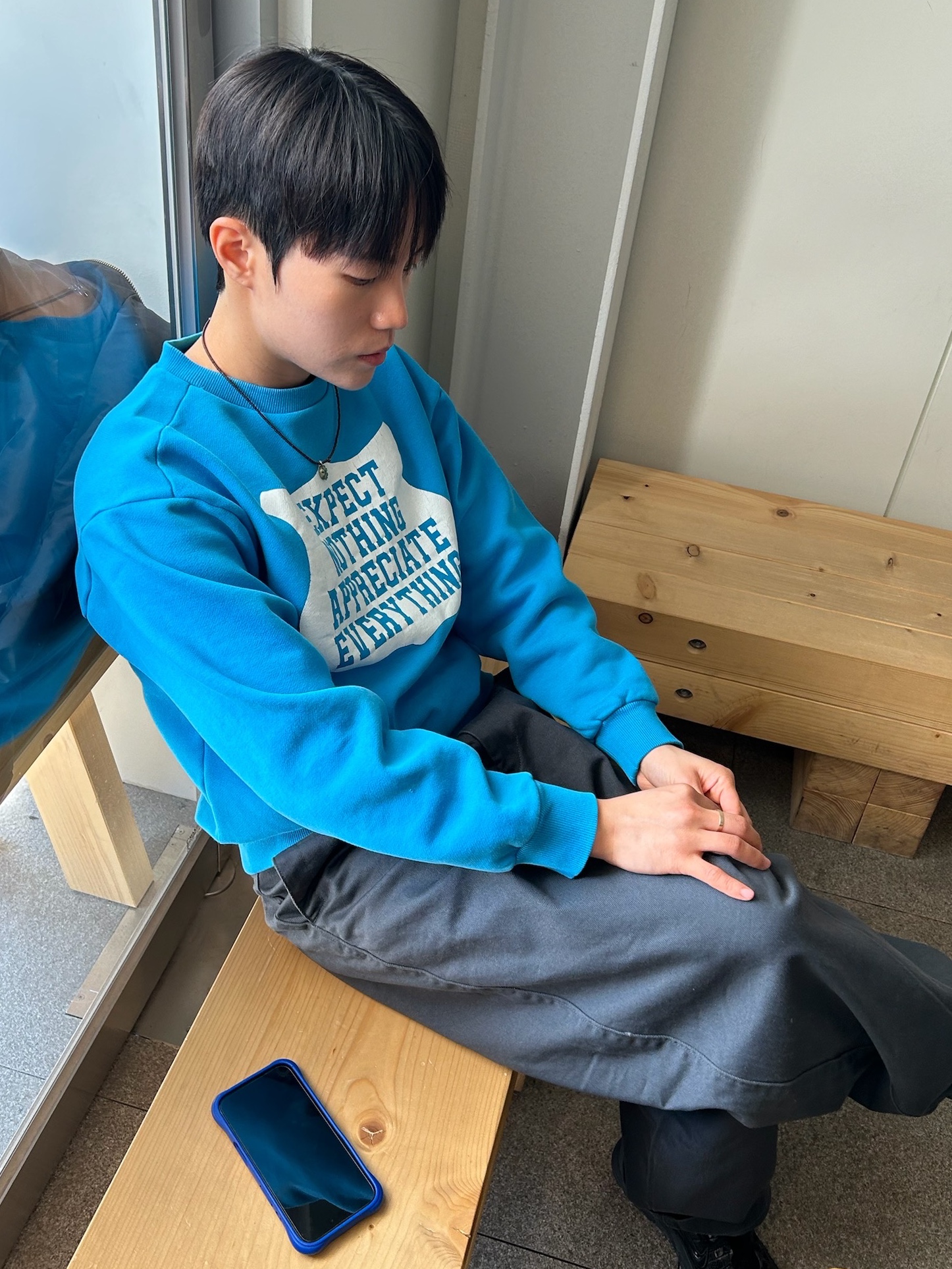 Collect Pieces Enae Sweatshirts Blue 착용 스타일