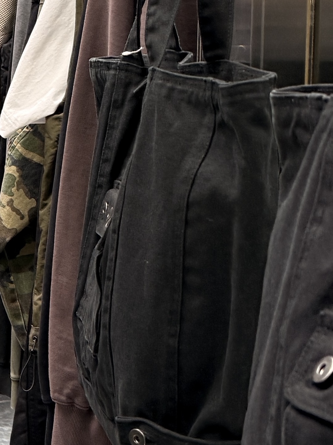 NOMANUAL 4R Pocket Tote Bag Washed Black 착용 스타일