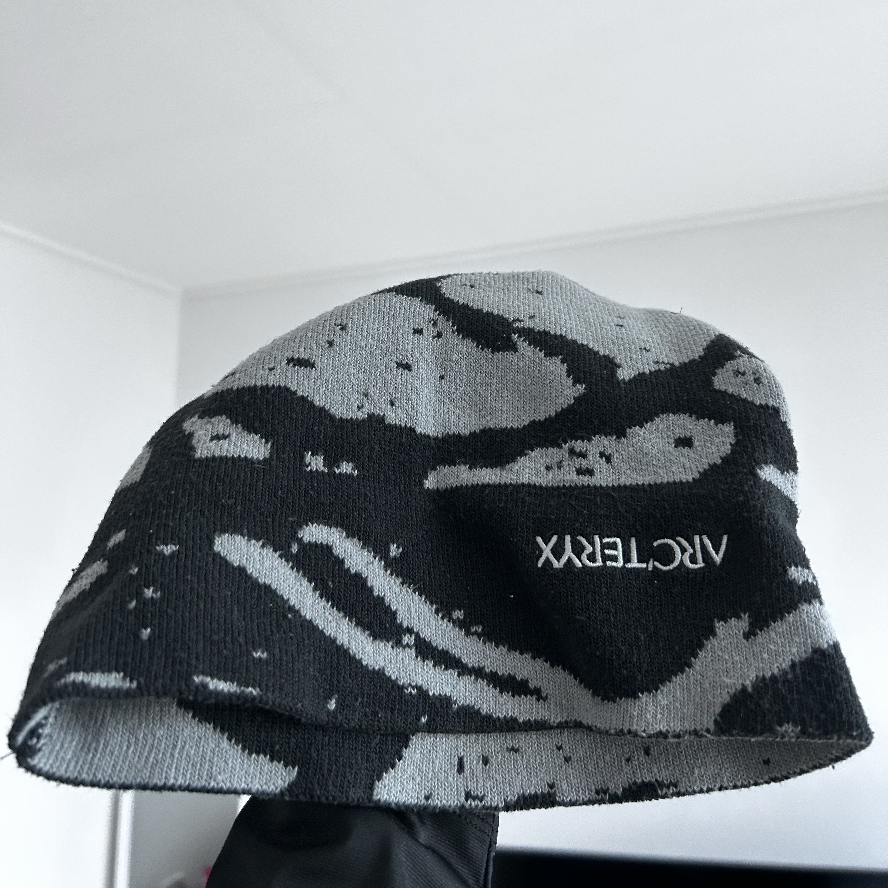 Arc'teryx Grotto Toque Black Void 착용 스타일