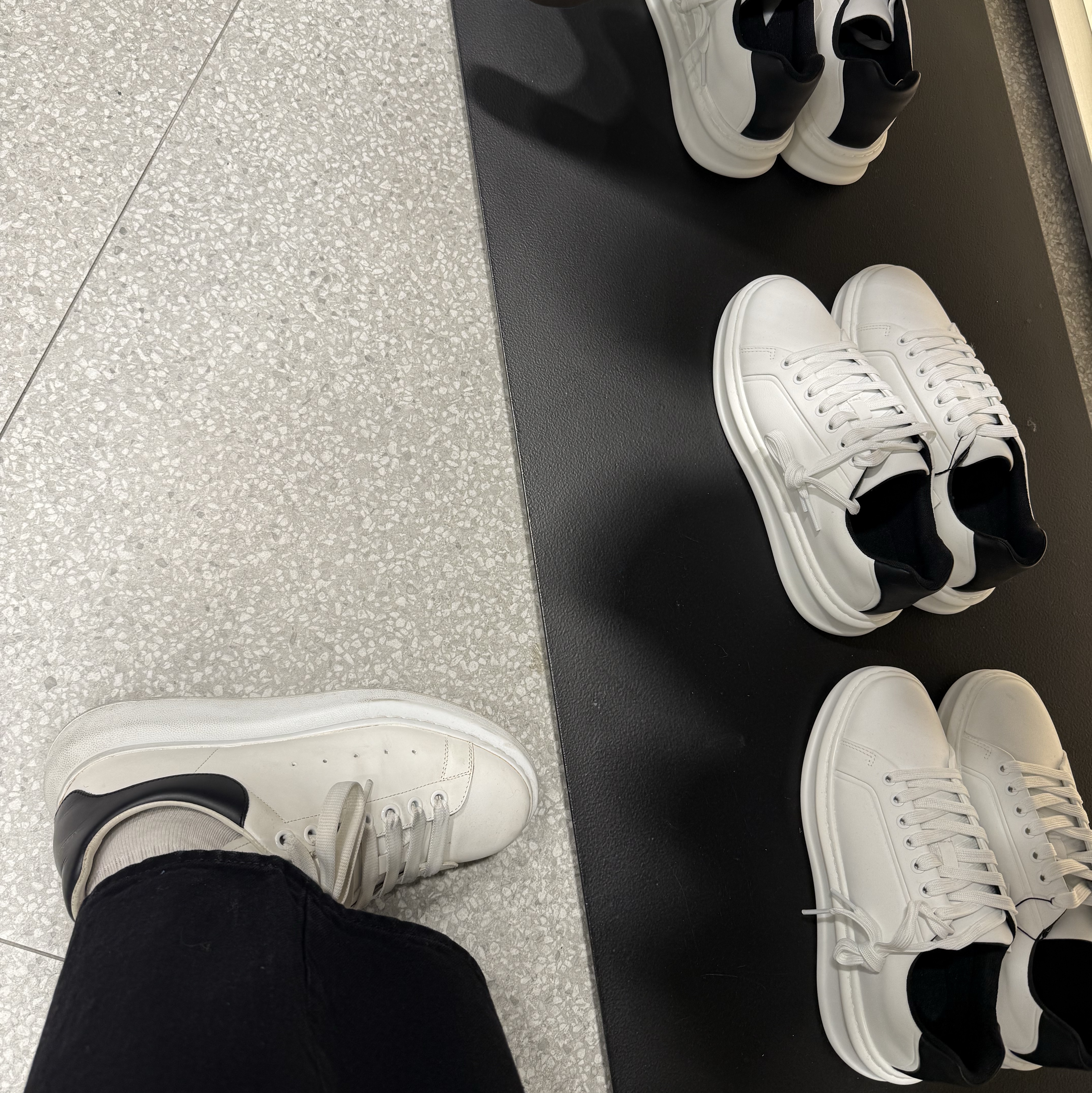 Alexander McQueen Oversized Sneakers White Black 착용 스타일