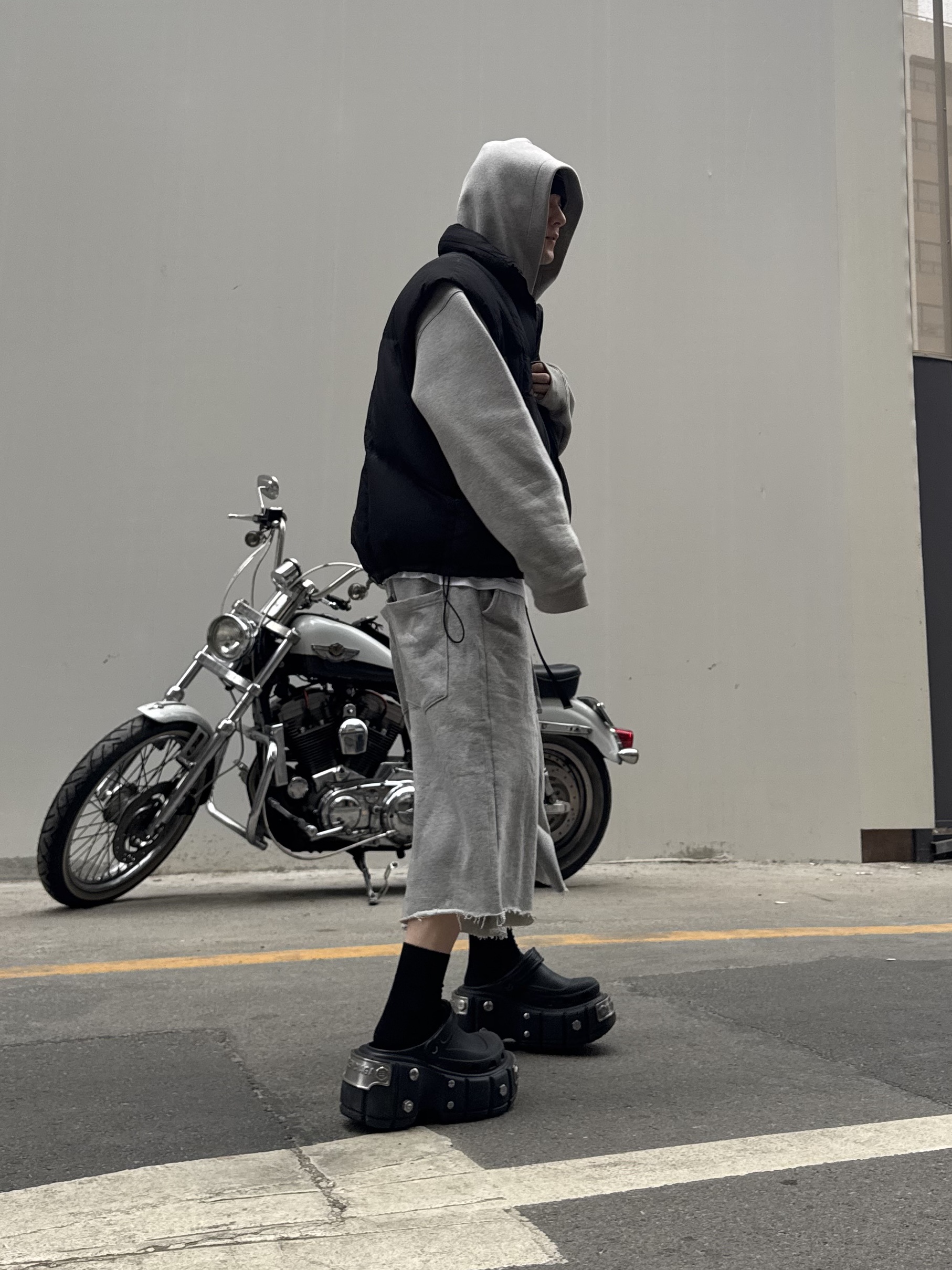 Balenciaga x Crocs Hardcrocs Slide Black, ROARINGRAD Unbalance Sweat Bermuda Pants Gray 착용 스타일 - 4