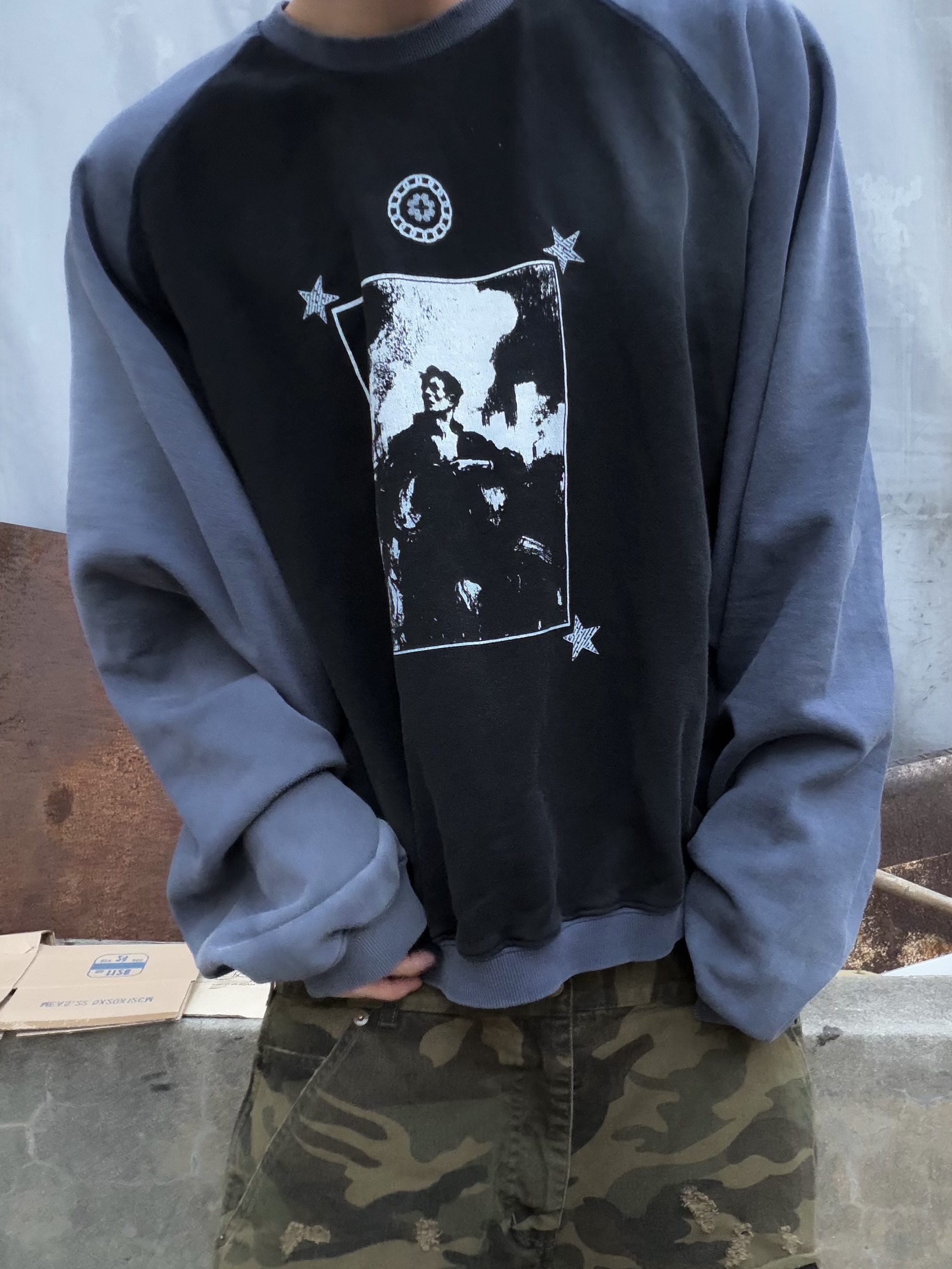 MJD x QAP Combat Hero Cropped Crewneck Black Navy, emostanceclub Double Layered Distressed Camo Pants Woodland Camo 착용 스타일 - 2