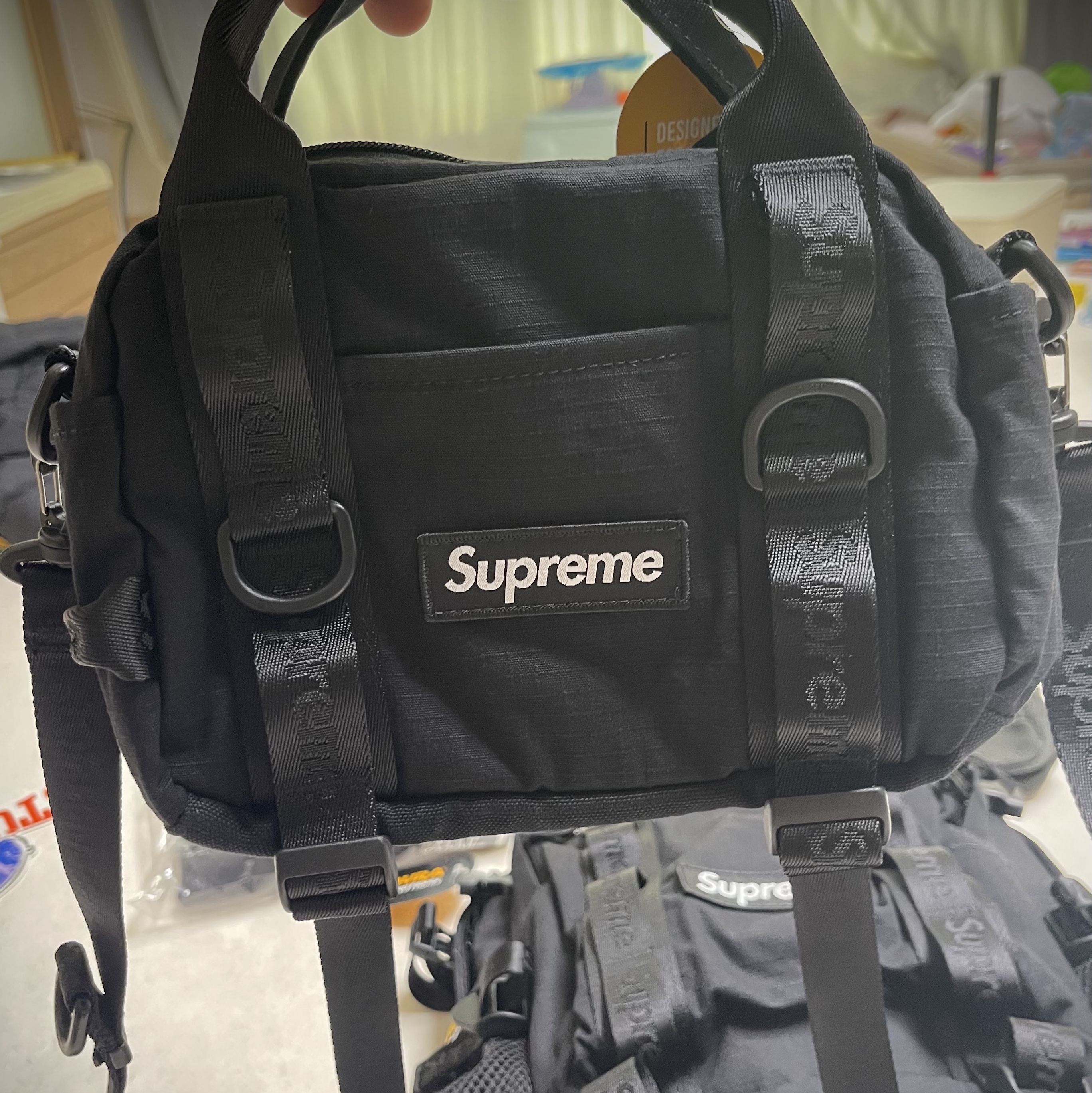 Supreme Mini Duffle Bag Black - 26SS 착용 스타일