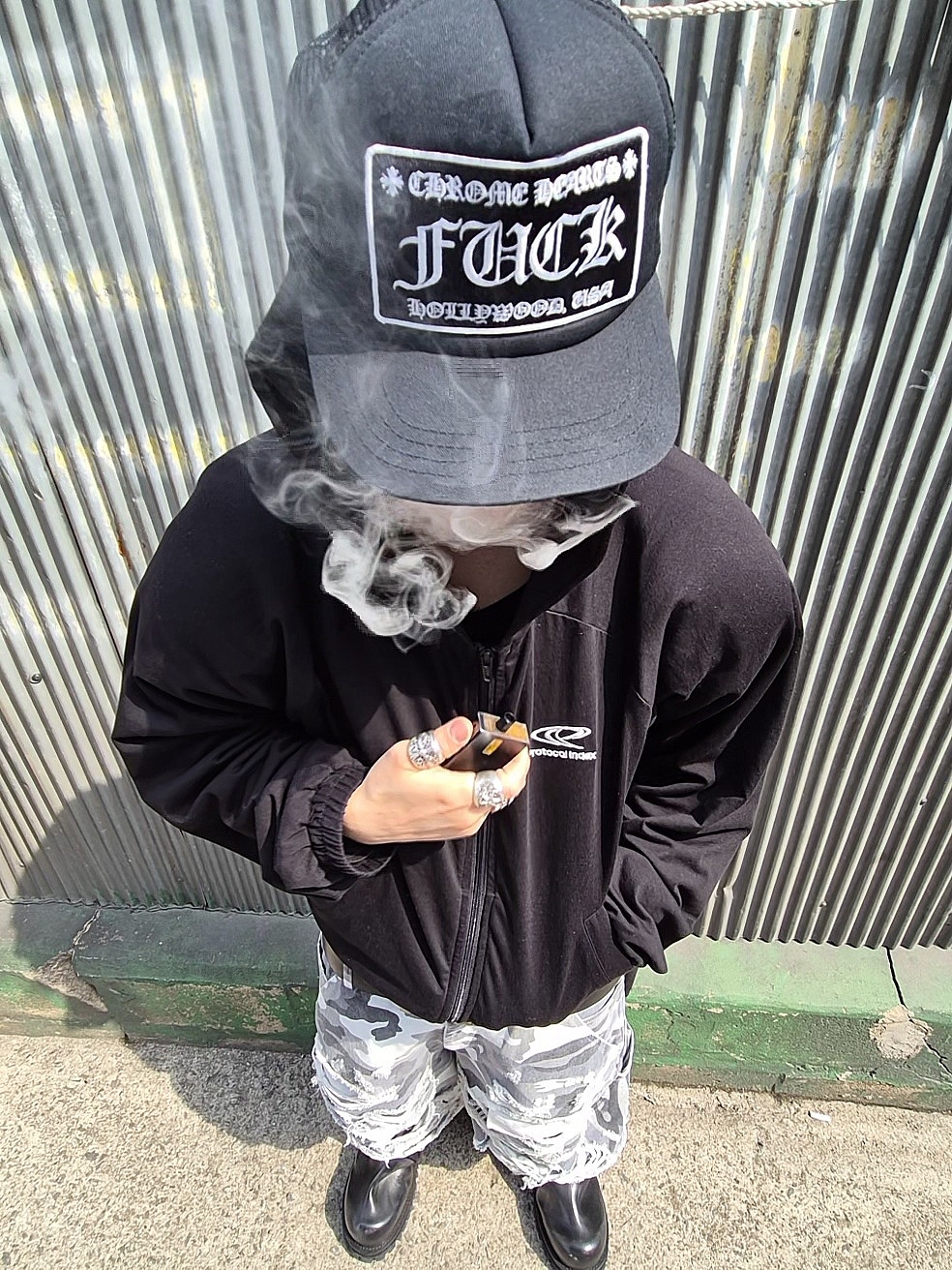 Chrome Hearts Fuck Hollywood Trucker Hat Black 착용 스타일 - 1