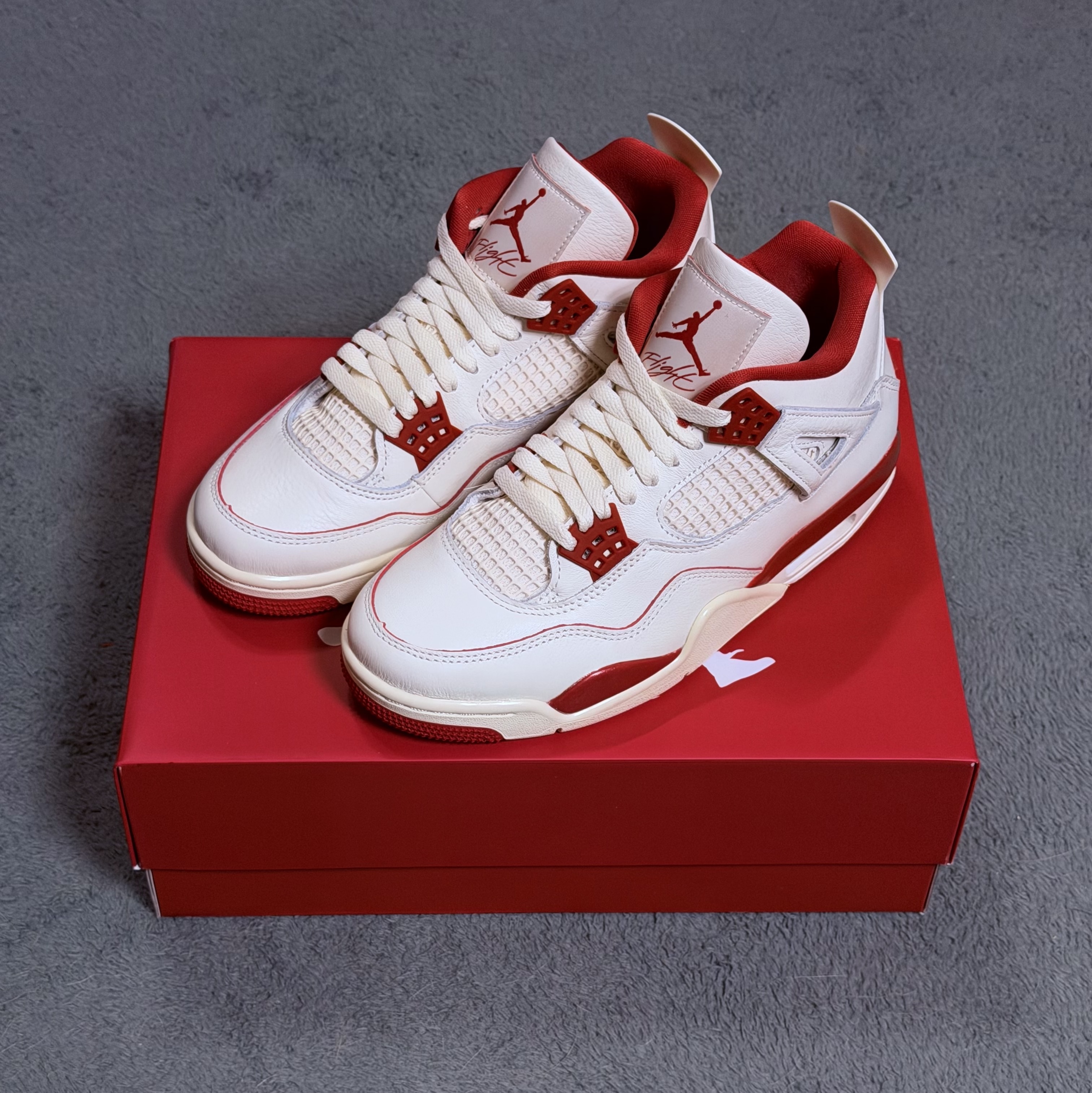 (W) Jordan 4 Retro Valentine's Day Pale Ivory Sierra Red 착용 스타일 - 3