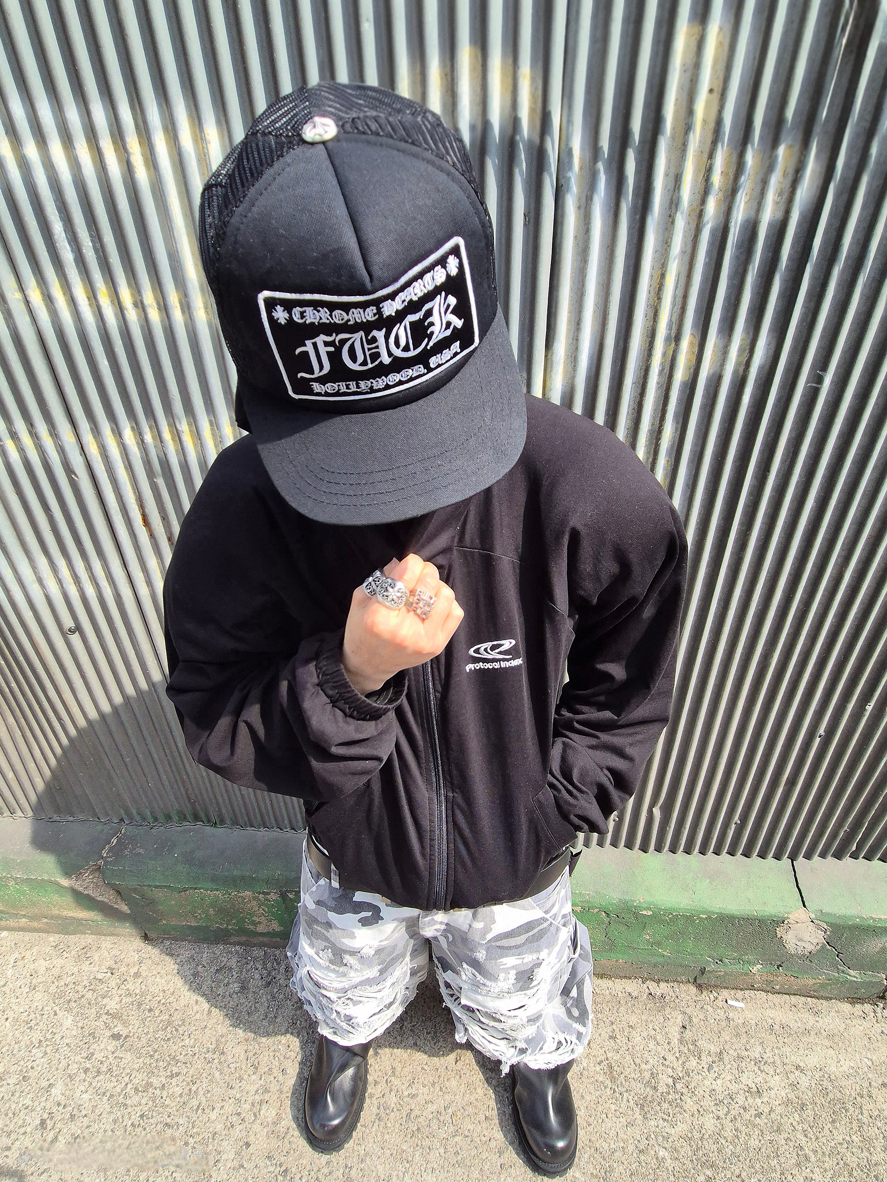 Chrome Hearts Fuck Hollywood Trucker Hat Black 착용 스타일 - 2
