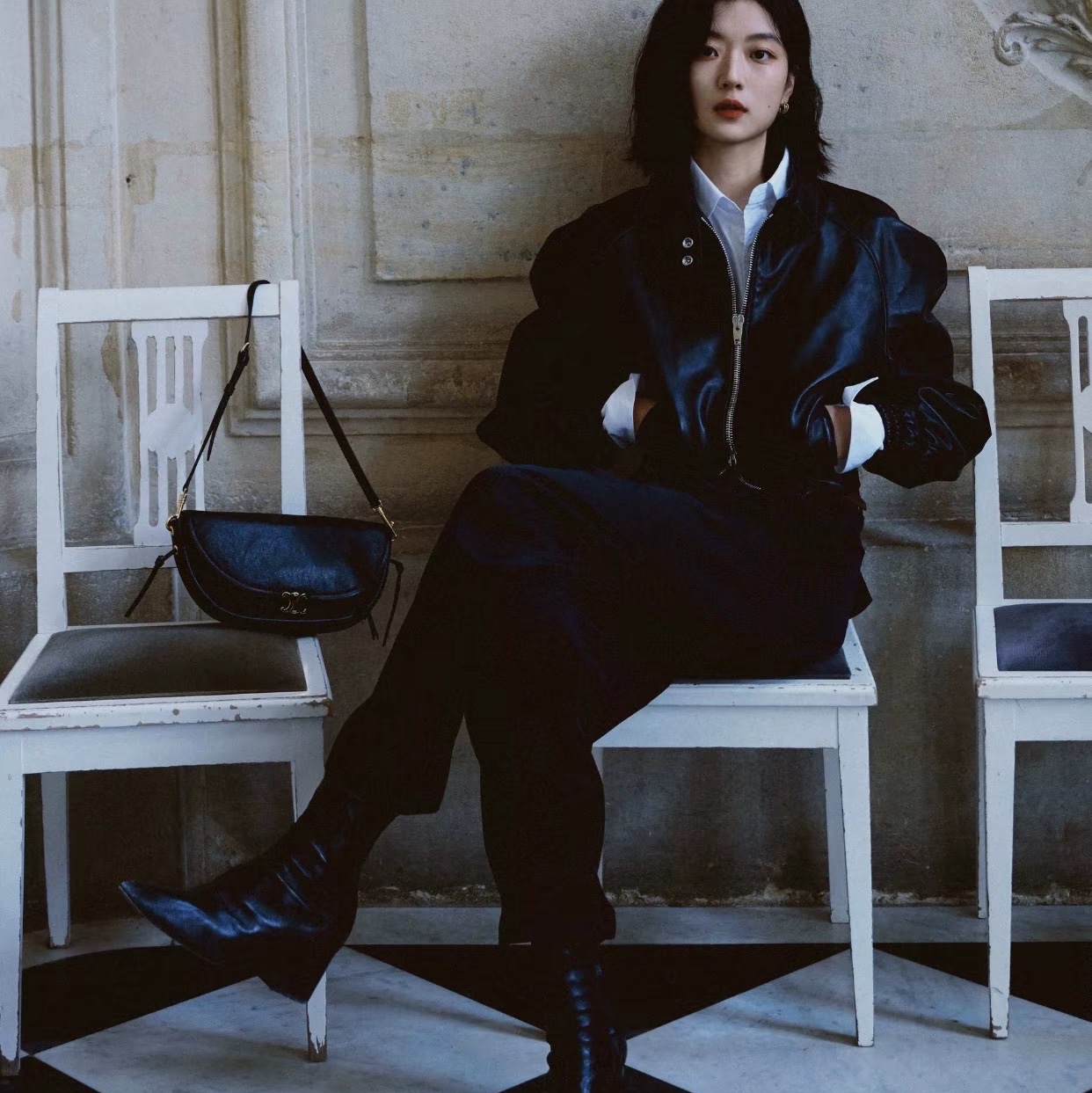 Celine Little Halfmoon Soft Triomphe in Supple Shiny Lambskin Black 착용 스타일 - 1