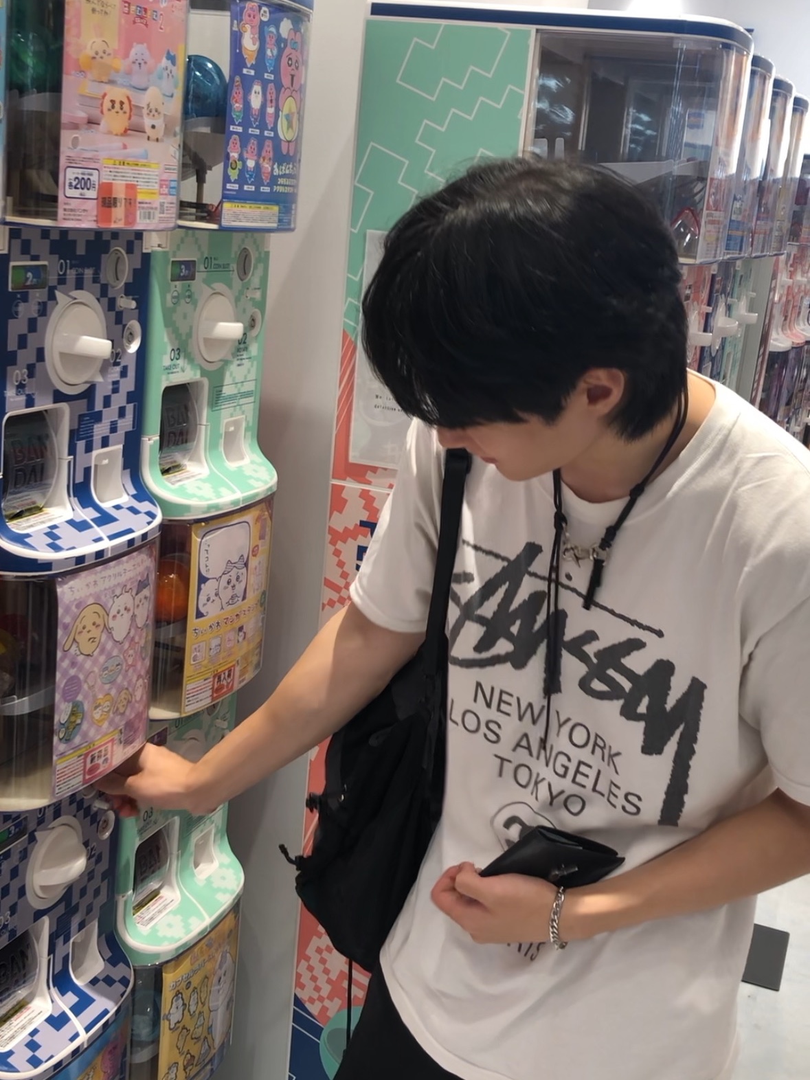 Our Legacy Ladon Leather Keychain Black, Stussy World Tour T-Shirt White 착용 스타일 - 2