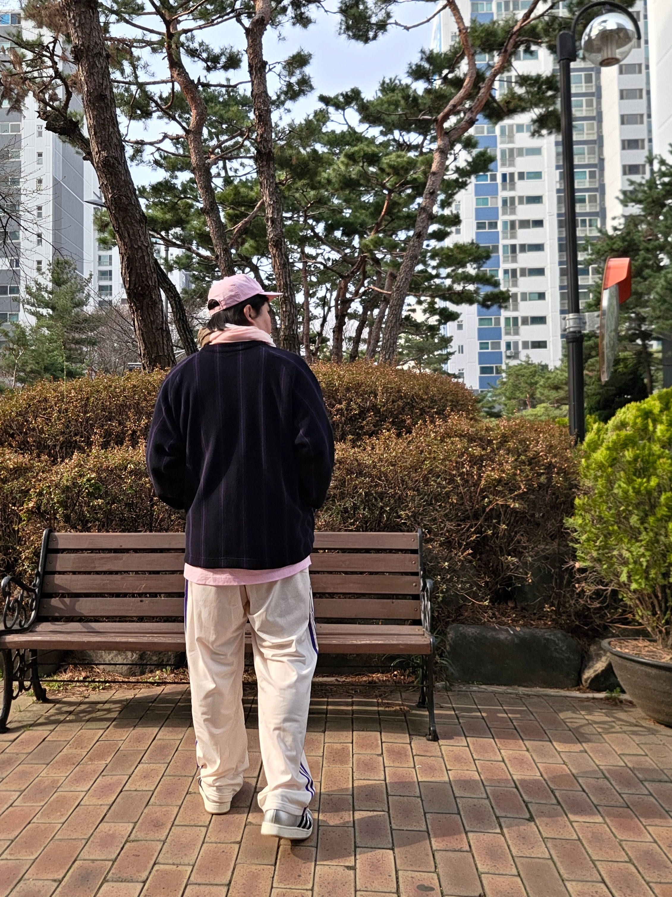 Uniqlo x Needles Fleece Oversized Cardigan Black - KR, Hello Sunrise Palm Tree Wappen 6Panel Cap Coral Pink 착용 스타일 - 1