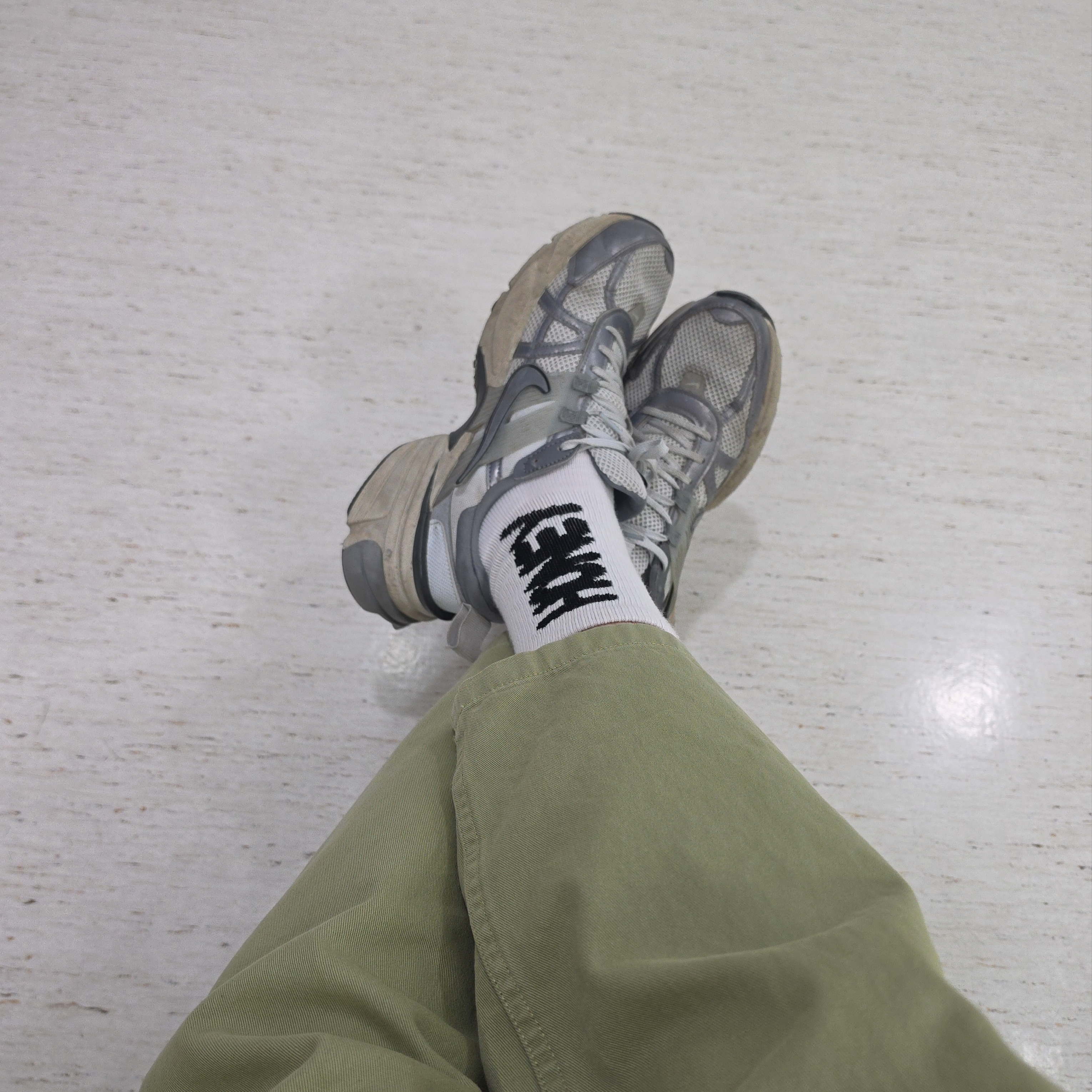 Nike V2K Run Pure Platinum Wolf Grey, Gramicci Loose Tapered Pants Faded Olive - US Sizing 착용 스타일