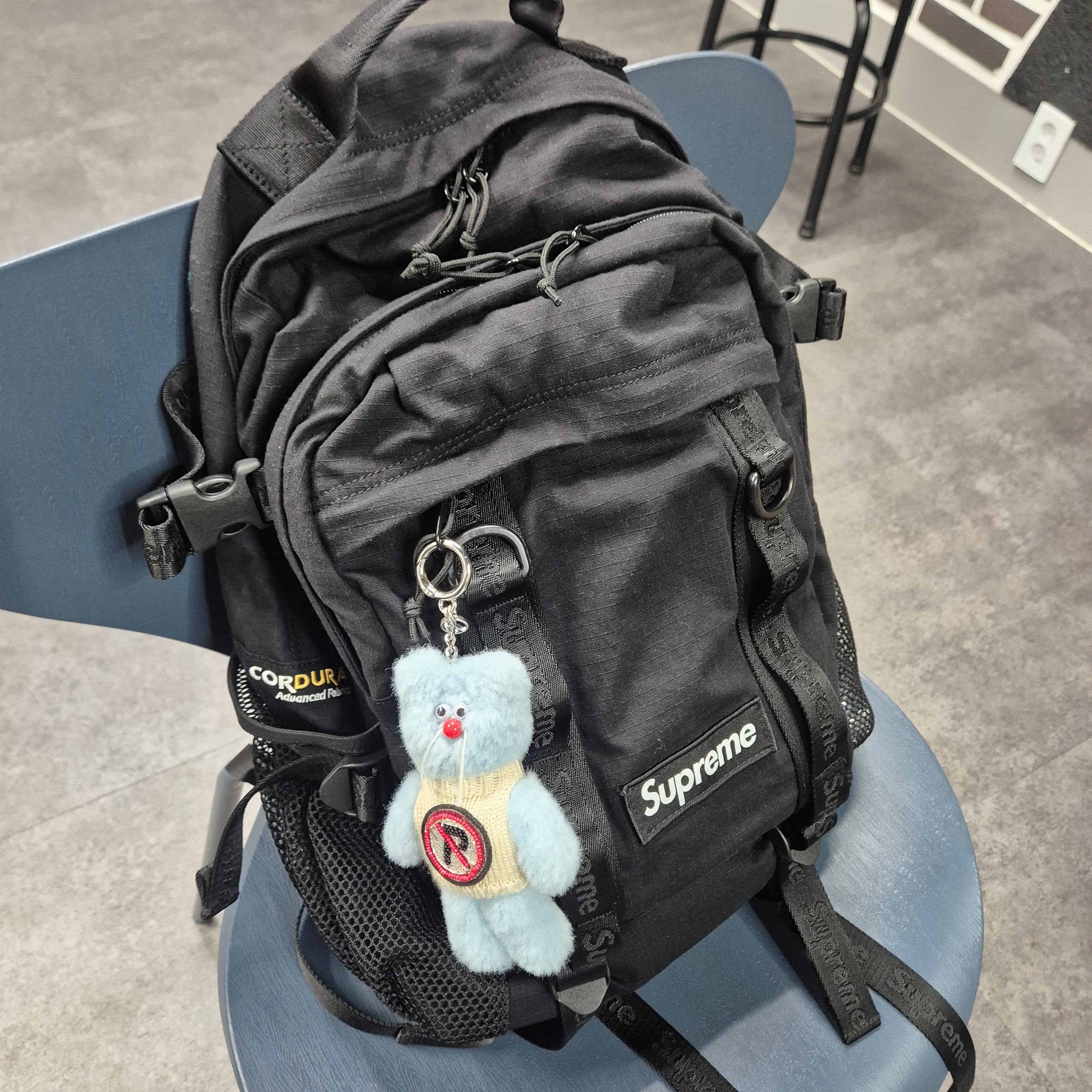 Supreme Backpack Black - 26SS, Monamhee x Peaceminusone Syhee Plush Keyring 착용 스타일 - 3