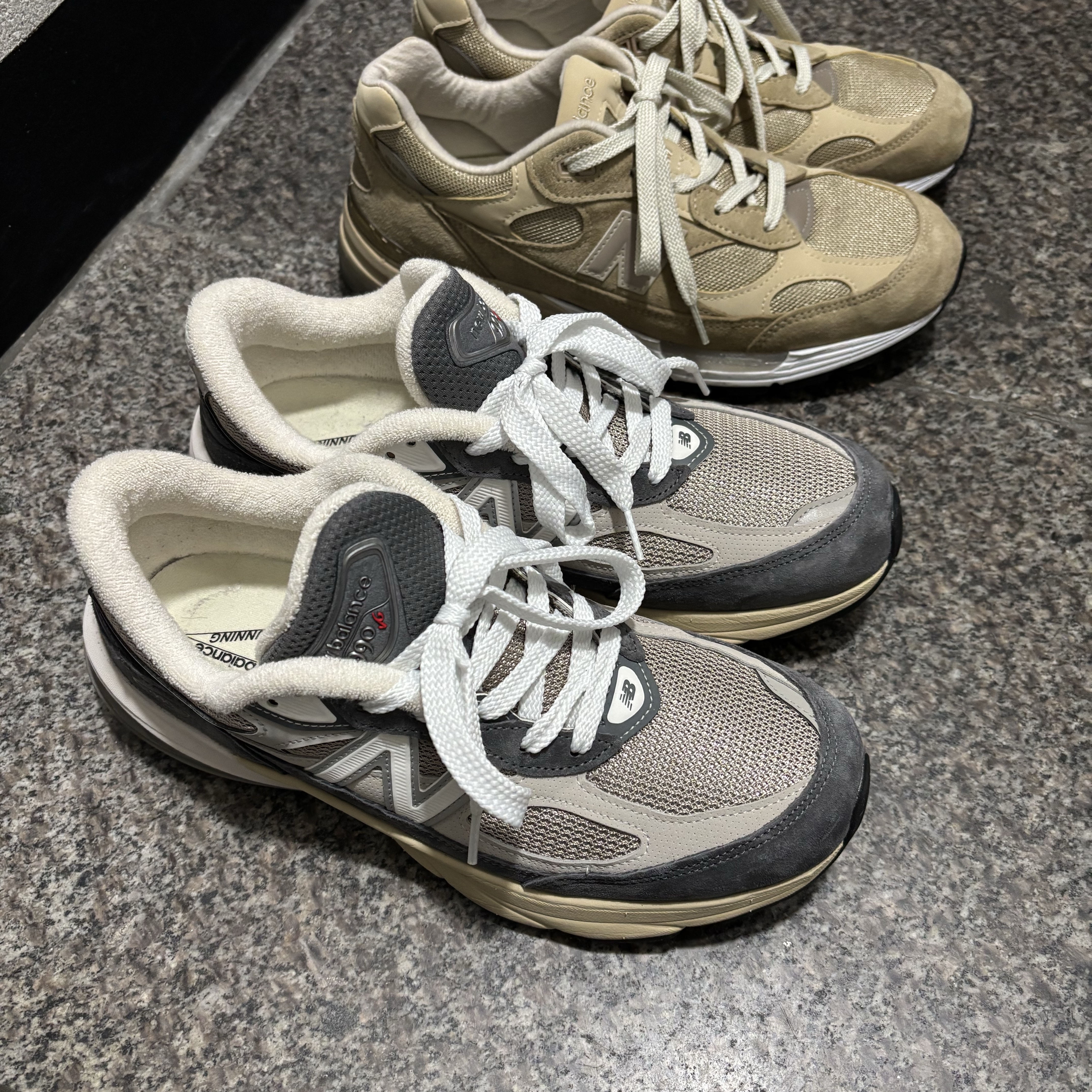 New Balance 992 Made in USA Tan, New Balance 990v6 Made in USA Castlerock Moonrock 착용 스타일 - 1