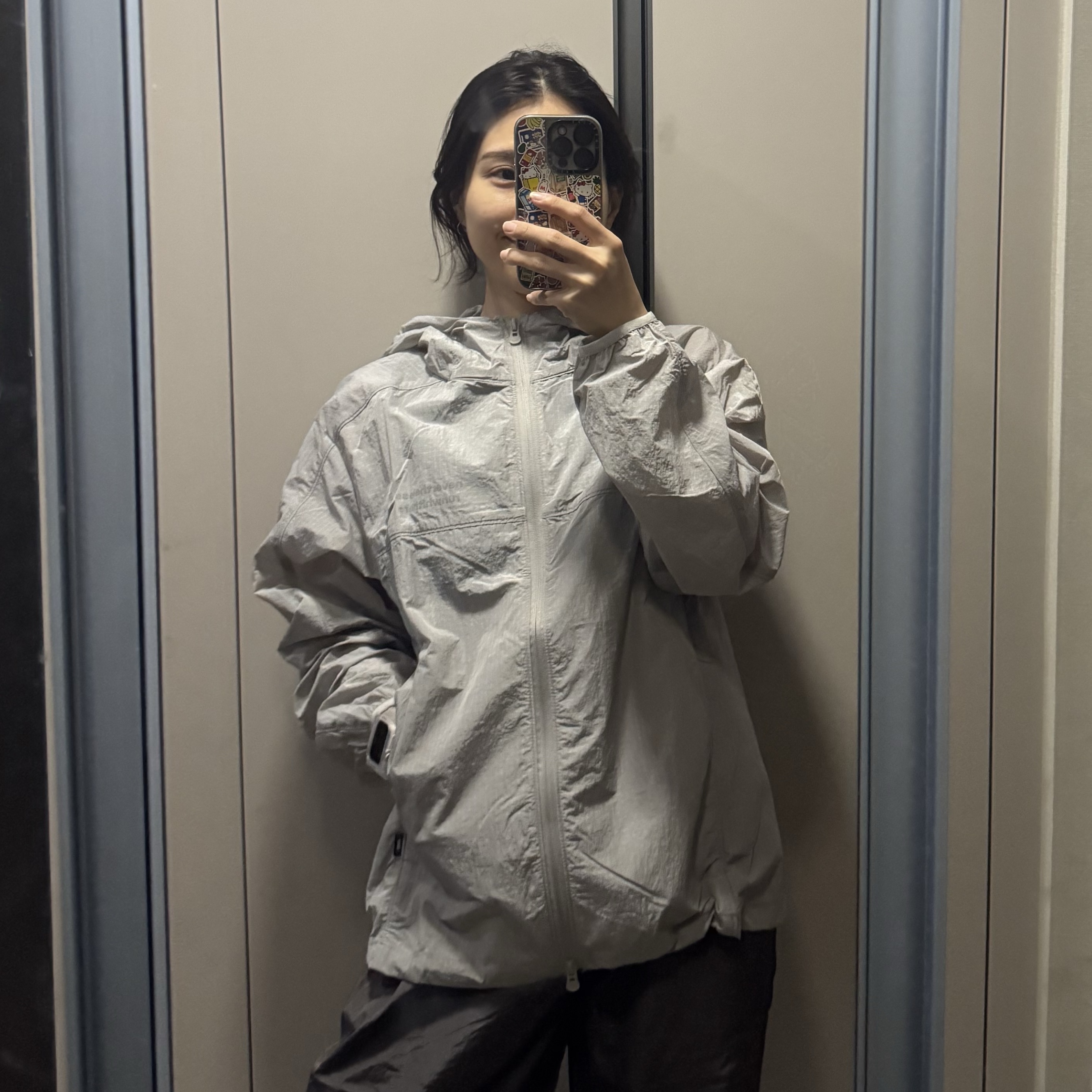 [KREAM 단독] runwhither Windbreaker Jacket V2 Gray 착용 스타일 - 2