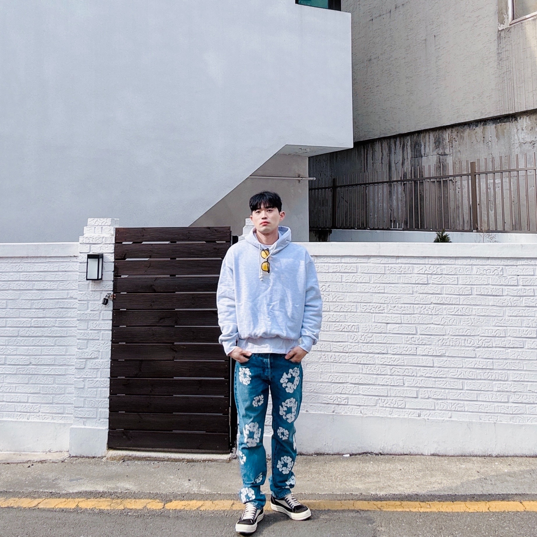Rick Owens Drkshdw Lido Overdyed Denim Vintage Sneakers Black Milk, Denim Tears The Cotton Wreath Jeans Light Wash 착용 스타일 - 1