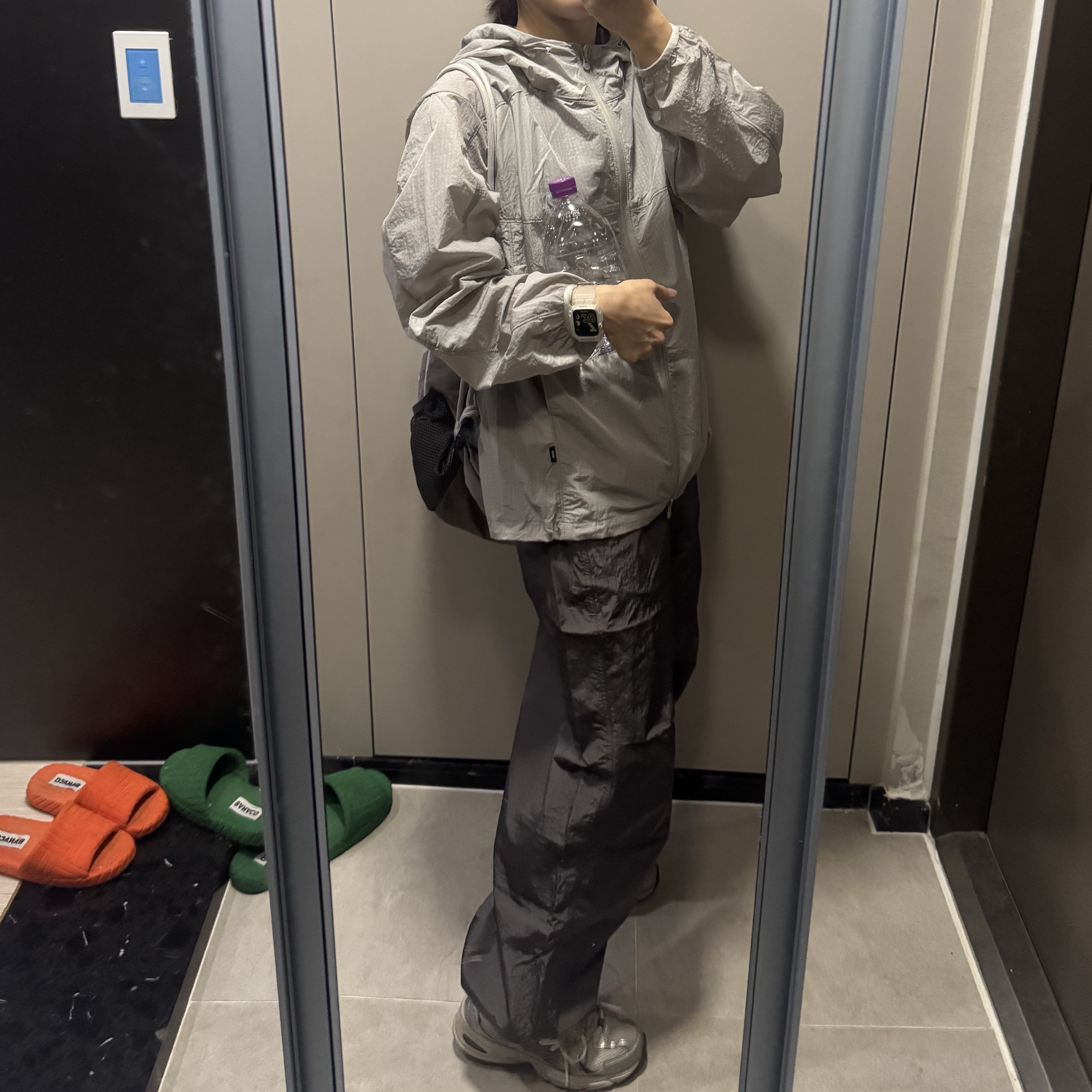[KREAM 단독] runwhither Windbreaker Jacket V2 Gray 착용 스타일 - 5