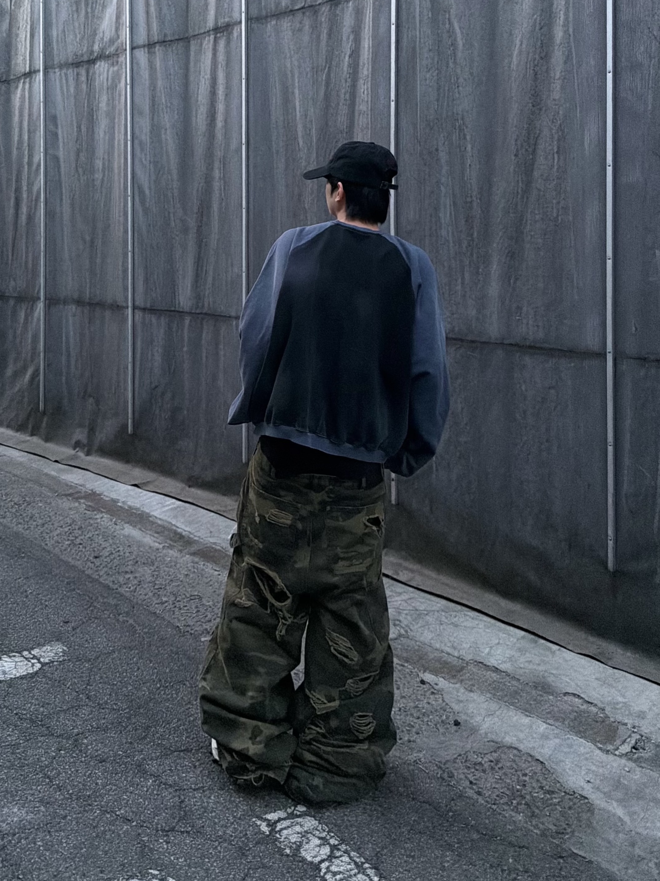 MJD x QAP Combat Hero Cropped Crewneck Black Navy, emostanceclub Double Layered Distressed Camo Pants Woodland Camo 착용 스타일 - 5
