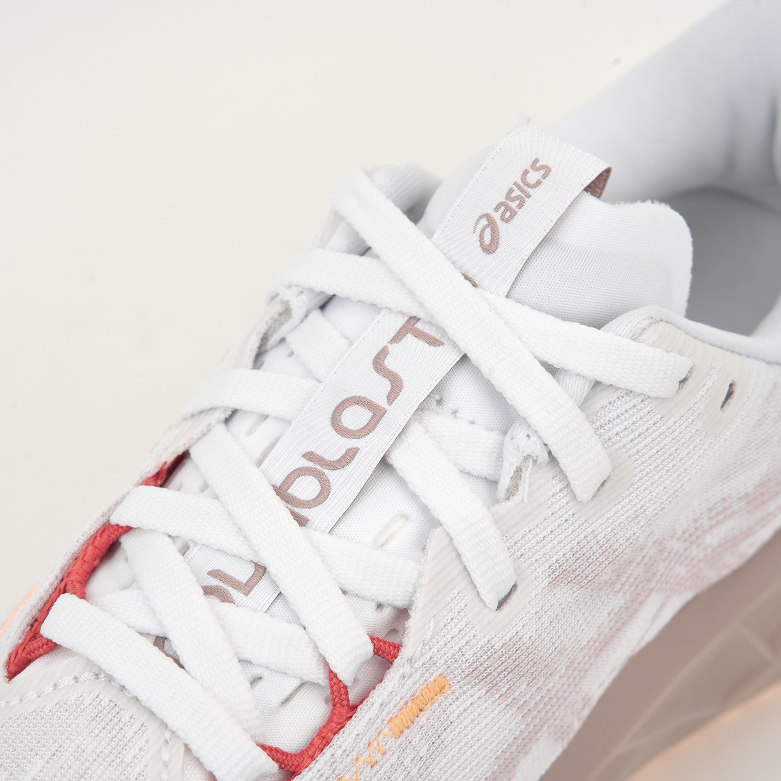 (W) 아식스 노바블라스트 5 화이트 펀 - D 와이드((W) Asics Novablast 5 White Fawn - D Wide) - 7