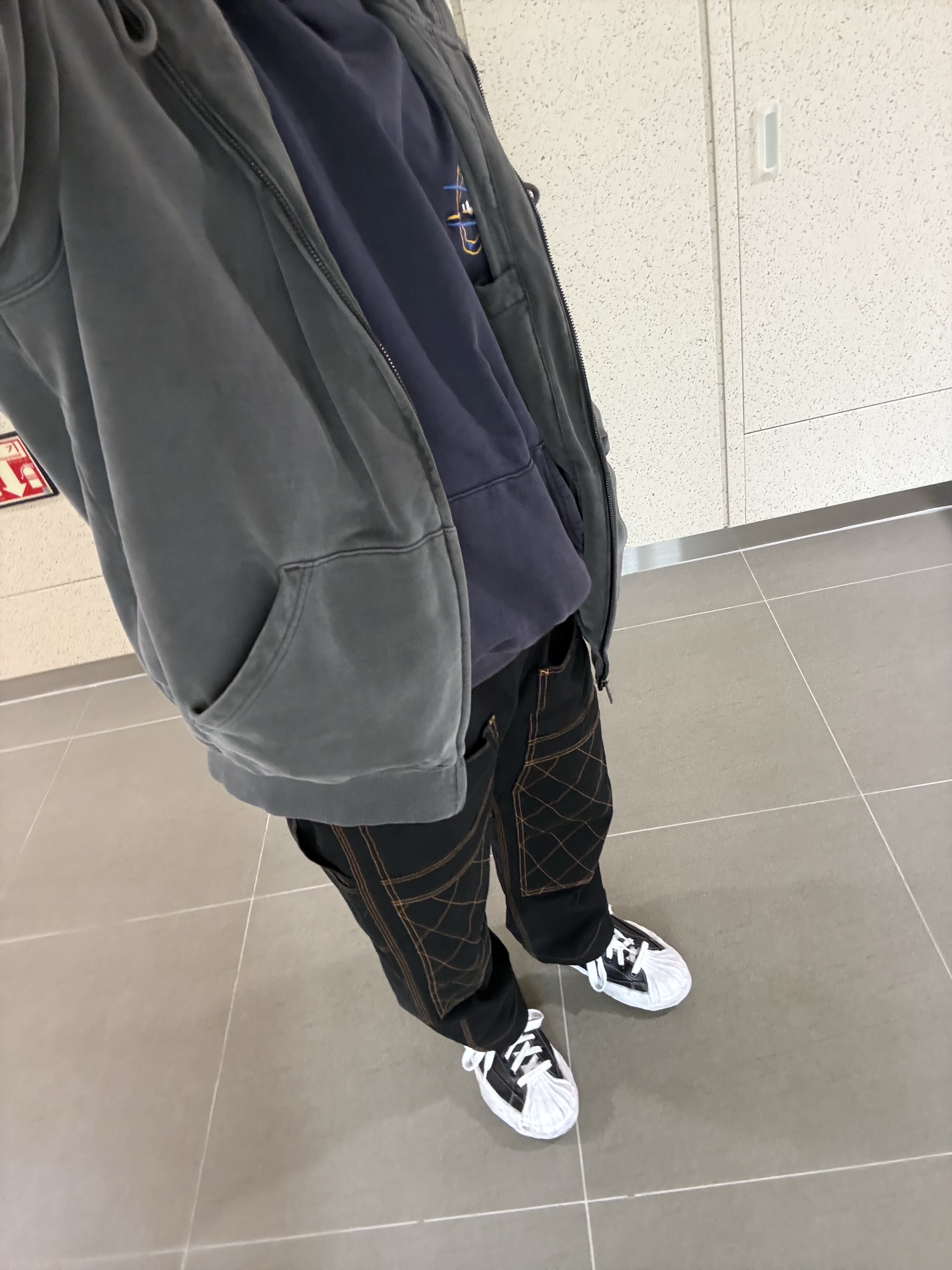 Maison Mihara Yasuhiro Blakey OG Sole Leather Low-top Sneakers Black 착용 스타일 - 2