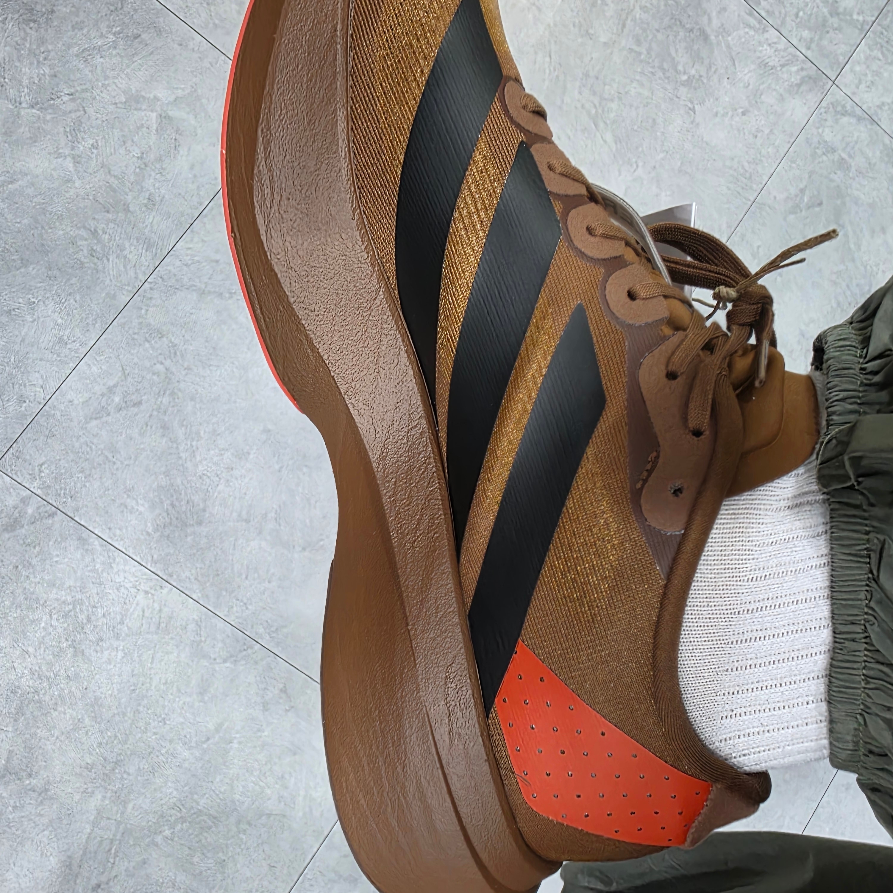 Adidas x Pharrell Williams Adizero EVO SL Preloved Brown 착용 스타일 - 2