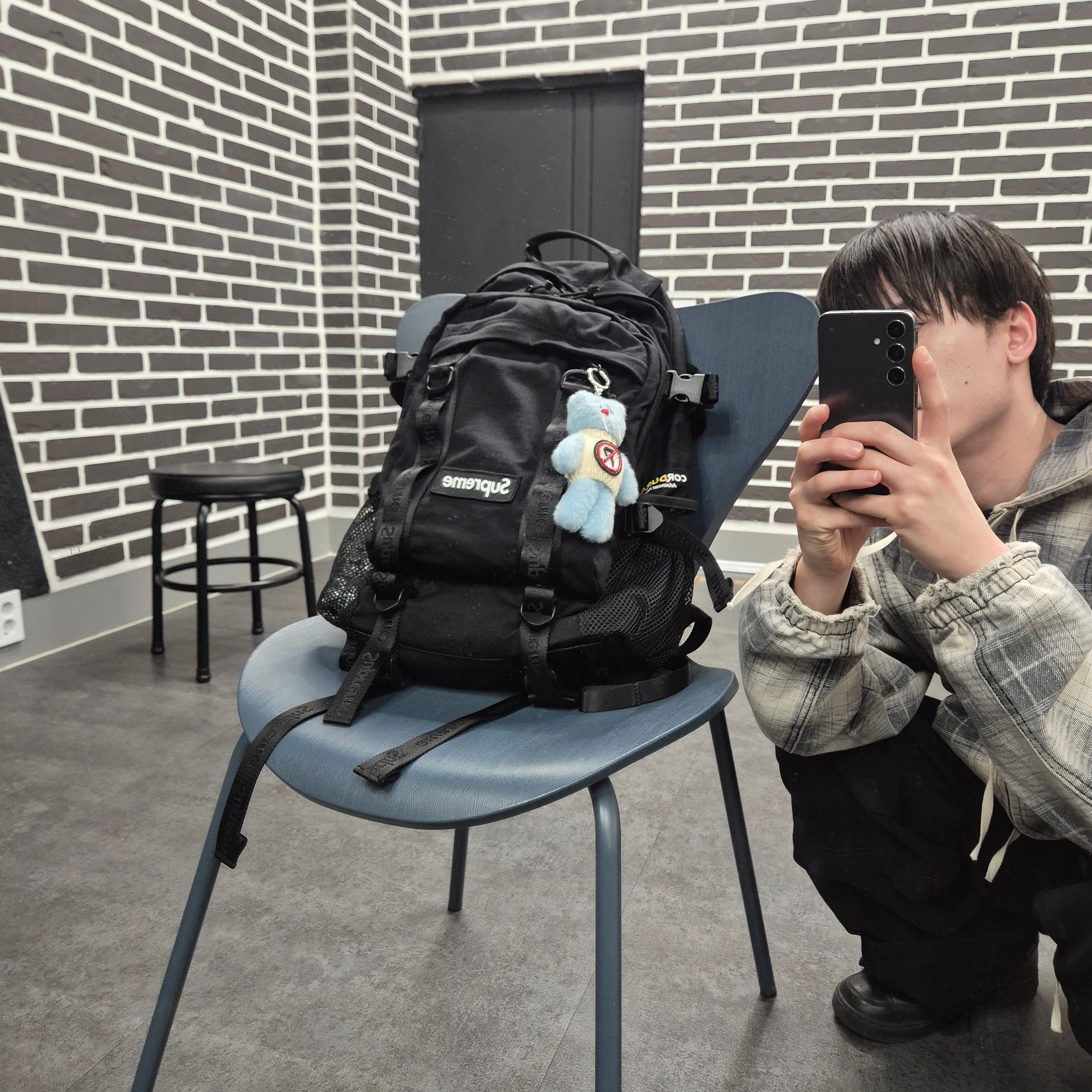 Supreme Backpack Black - 26SS, Monamhee x Peaceminusone Syhee Plush Keyring 착용 스타일 - 1