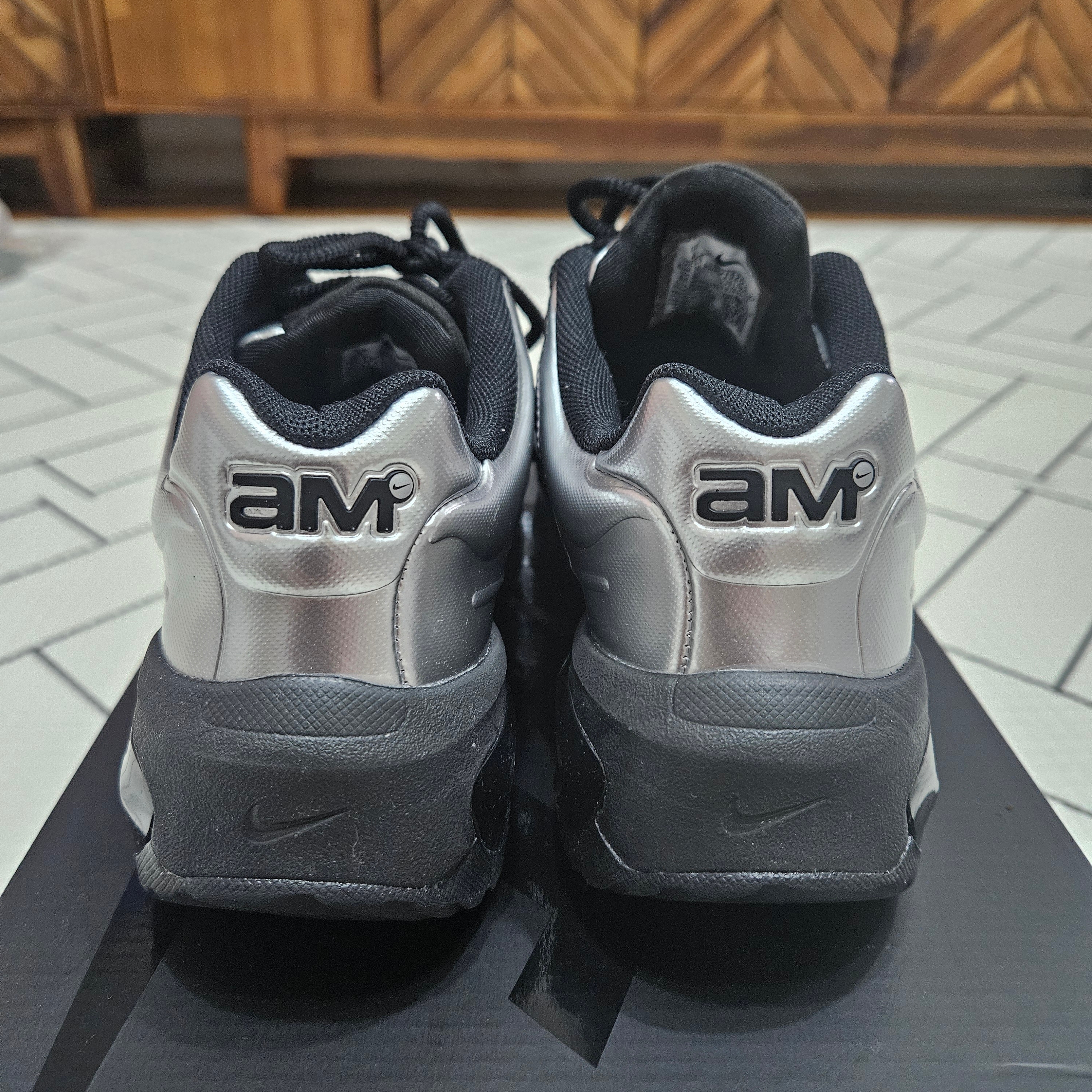 (W) Nike Air Max Muse Black and Metallic Silver 착용 스타일 - 3