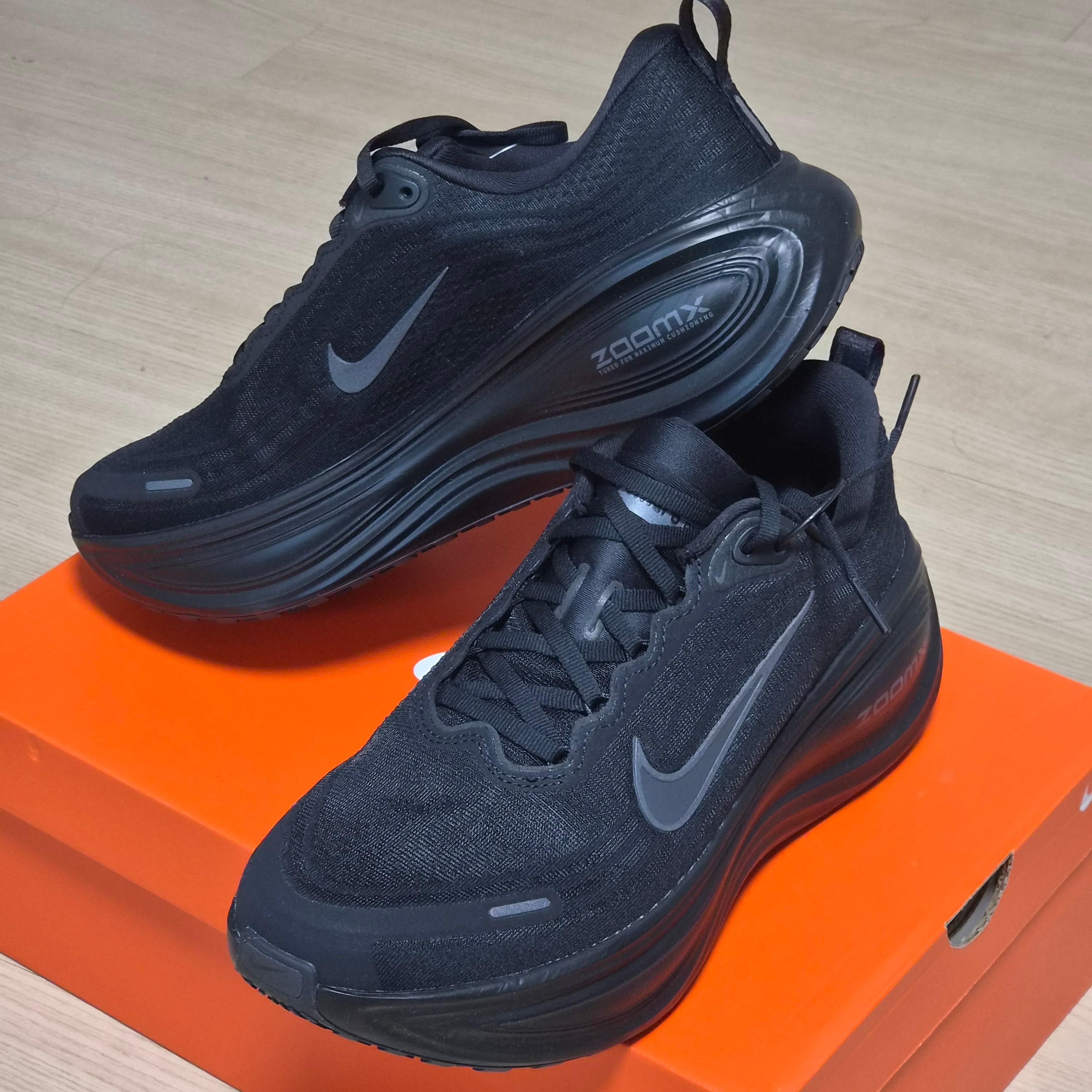 Nike Vomero Plus Black Metallic Dark Grey 착용 스타일