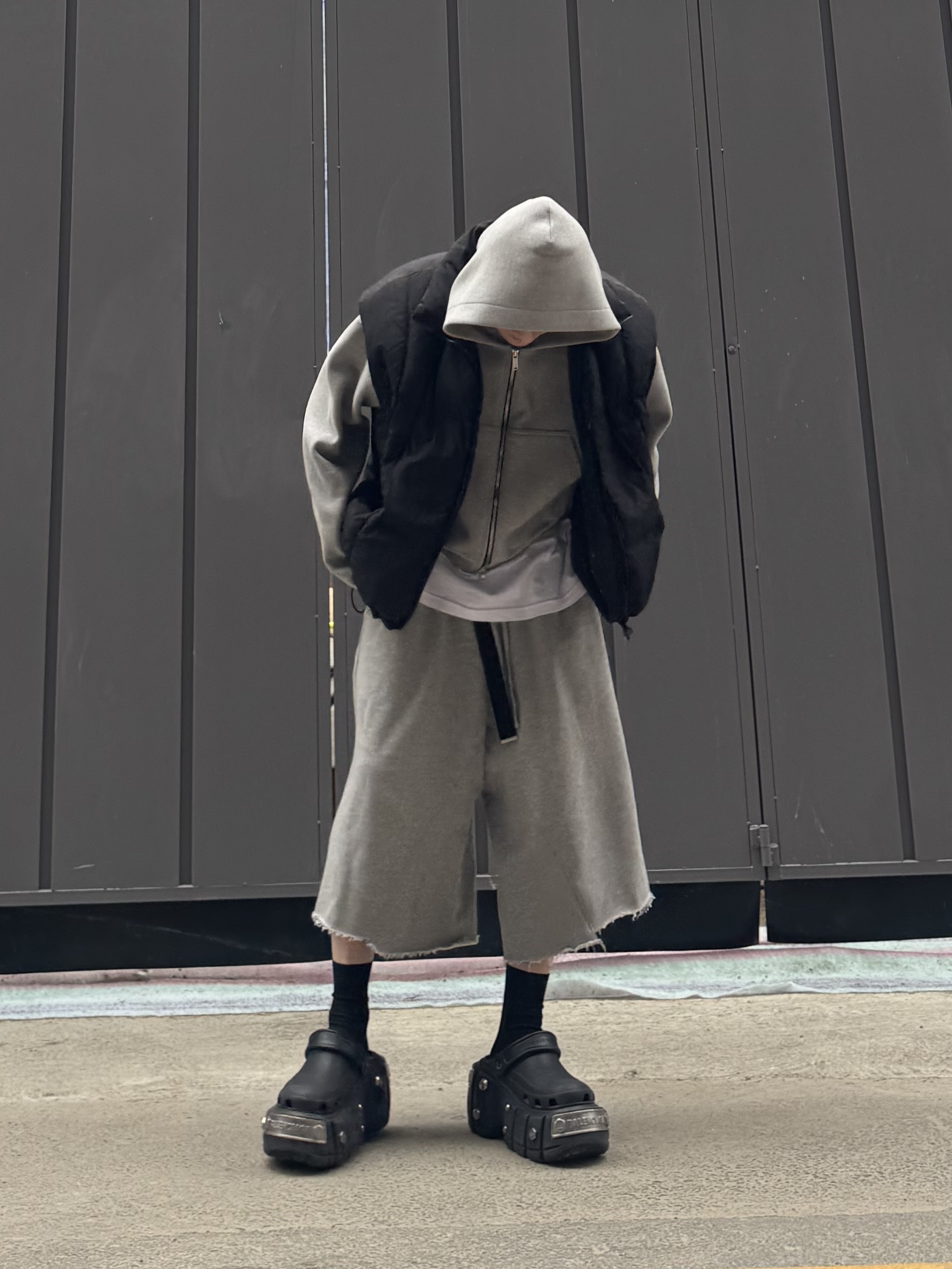 Balenciaga x Crocs Hardcrocs Slide Black, ROARINGRAD Unbalance Sweat Bermuda Pants Gray 착용 스타일 - 6