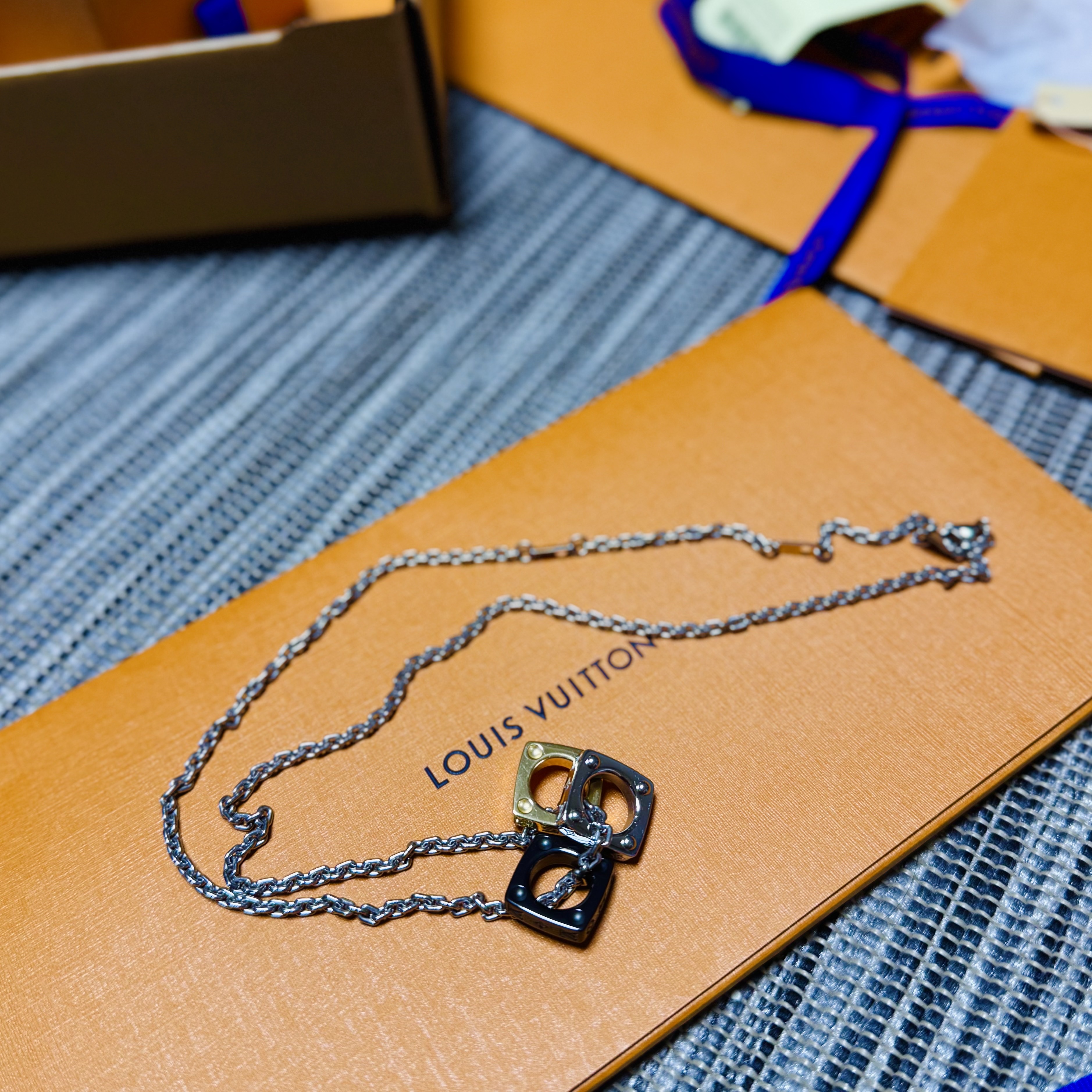 Louis Vuitton Monogram Bold Necklace Dark Ruthenium Gold Silver 착용 스타일 - 3