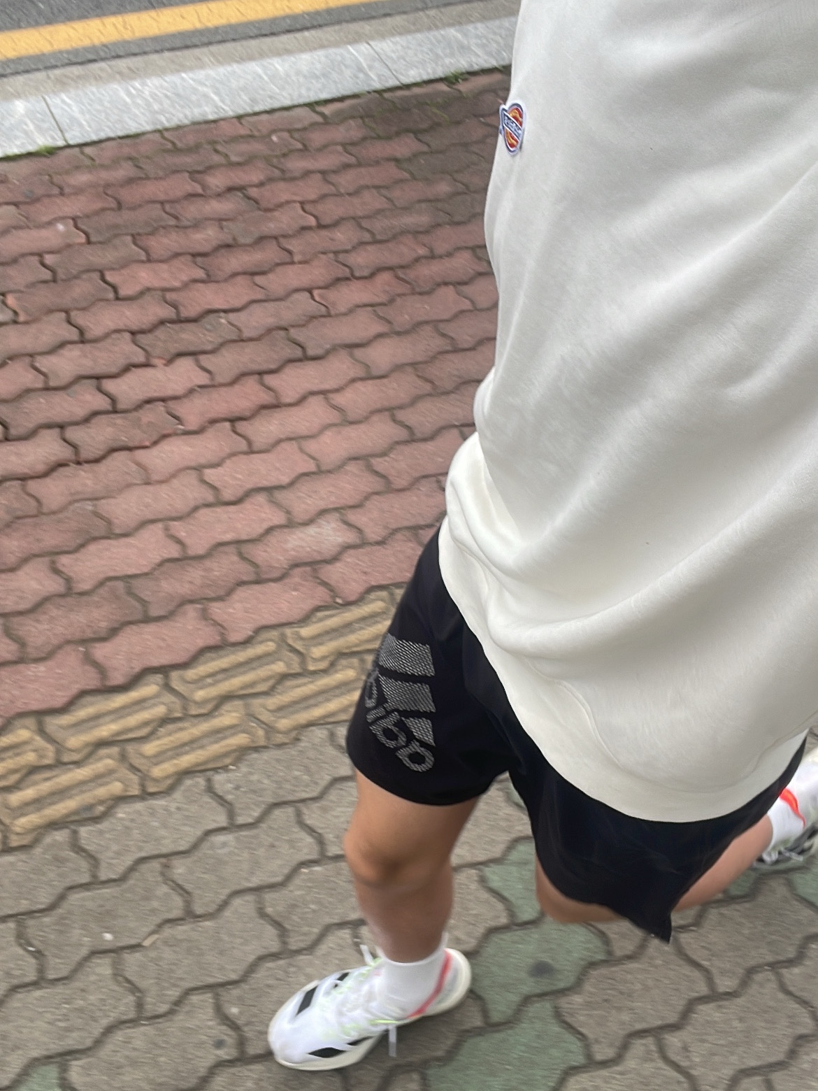 Adidas Adizero Adios Pro 4 Cloud White Core Black 착용 스타일