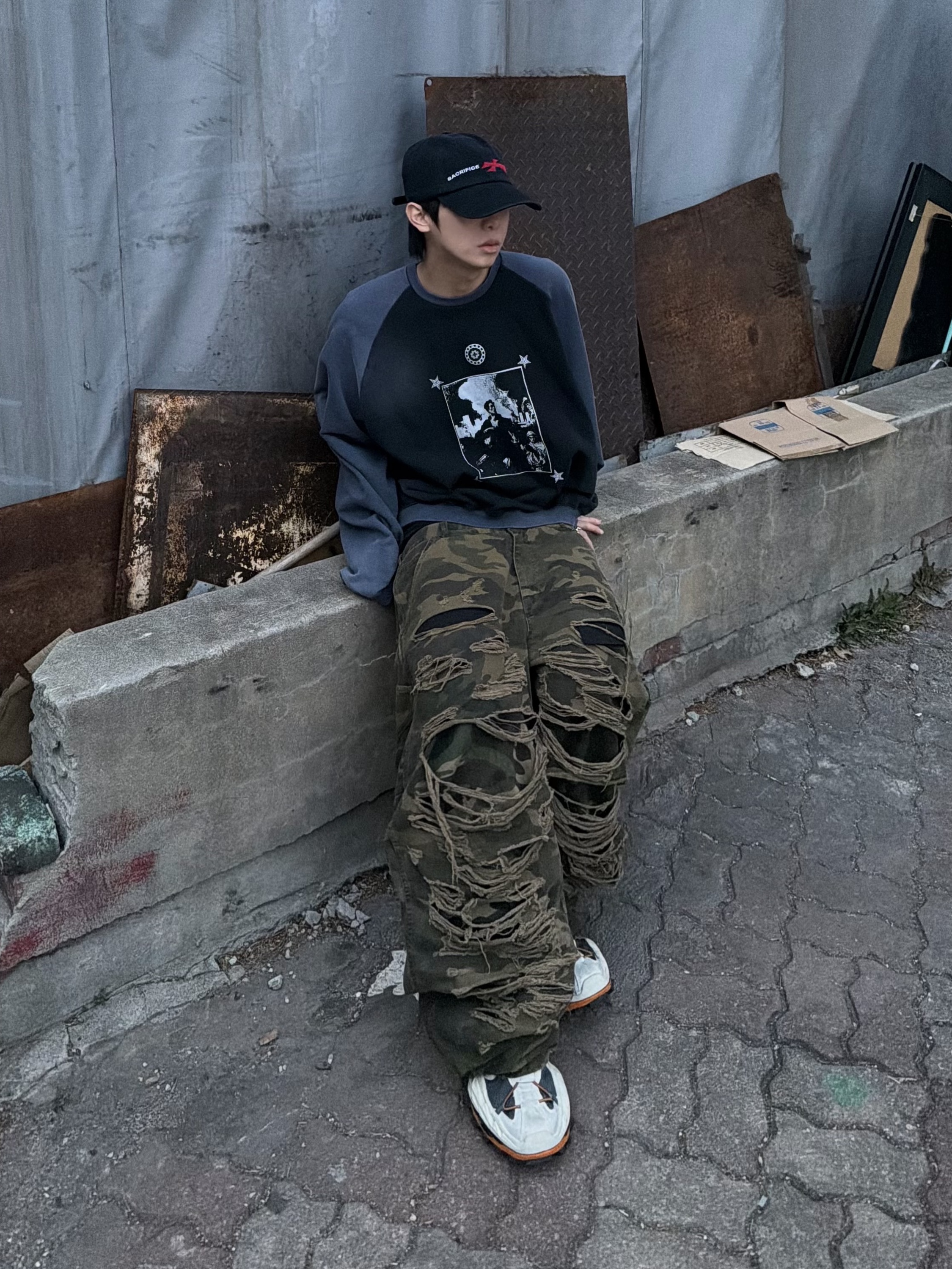 MJD x QAP Combat Hero Cropped Crewneck Black Navy, emostanceclub Double Layered Distressed Camo Pants Woodland Camo 착용 스타일 - 1