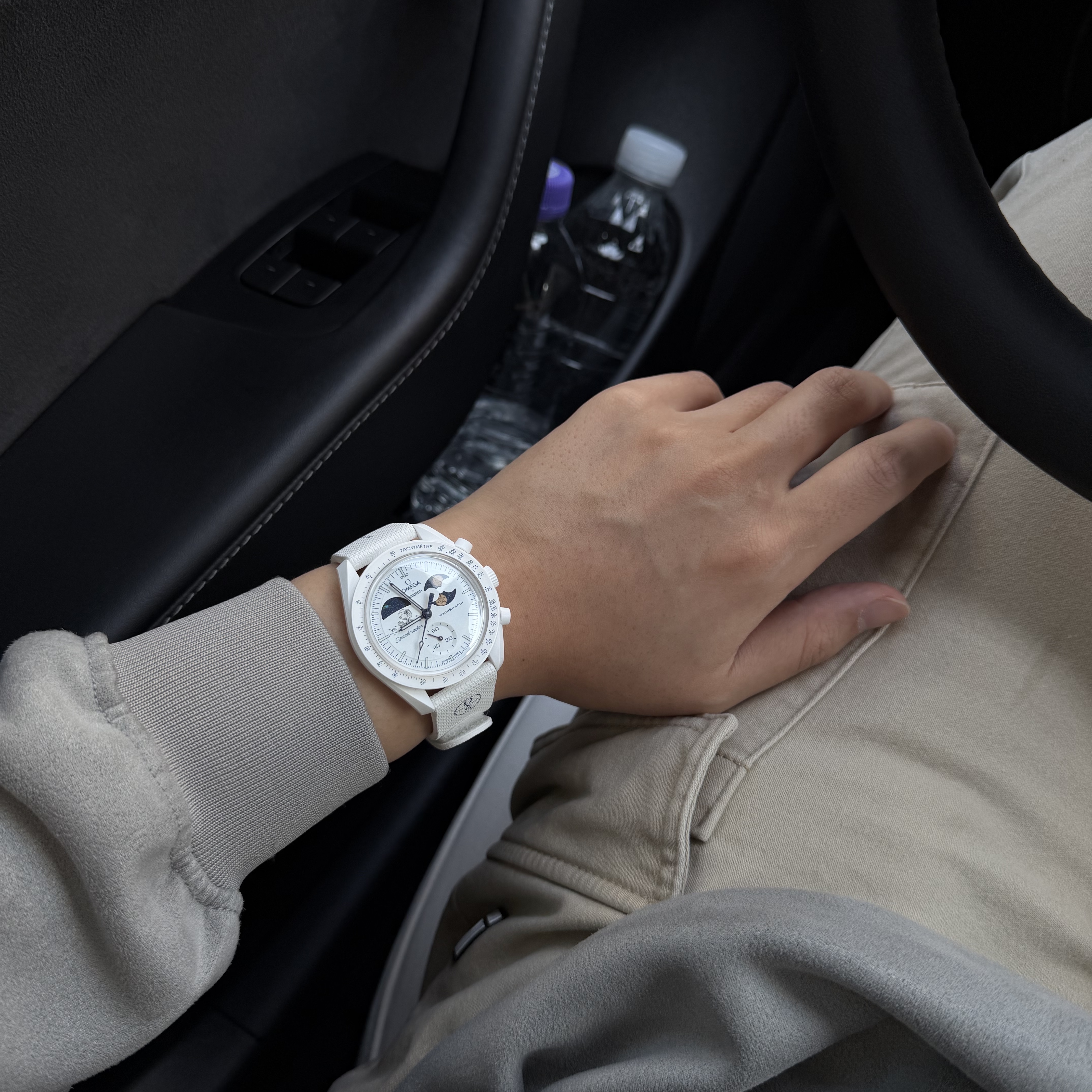 Swatch x Omega x Snoopy Bioceramic Moonswatch Mission To The Earthphase 42mm Moonshine Gold Cold Moon 착용 스타일 - 1