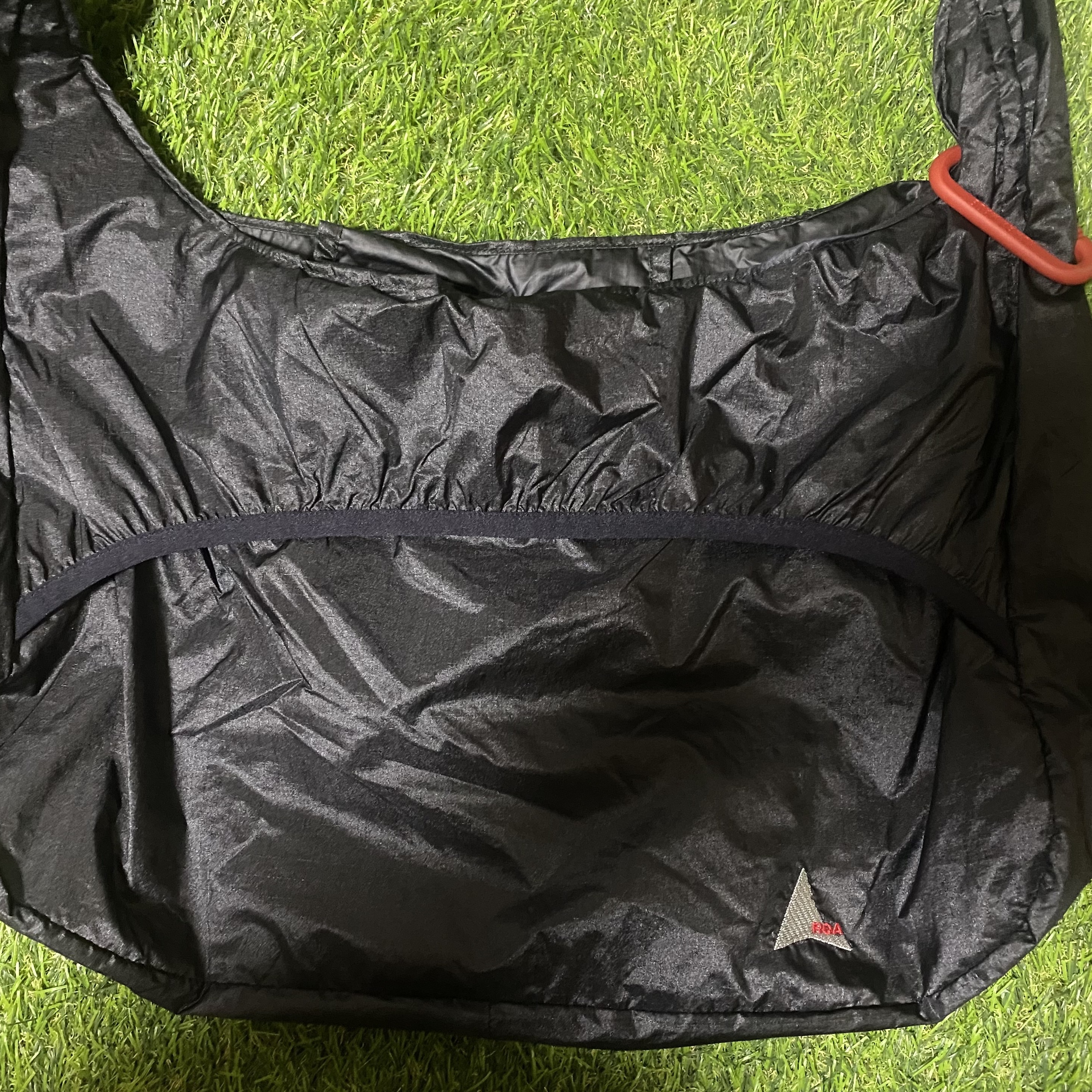ROA Laki Packable Knot Bag Black - 26SS, Human Made Carabiner Red 착용 스타일