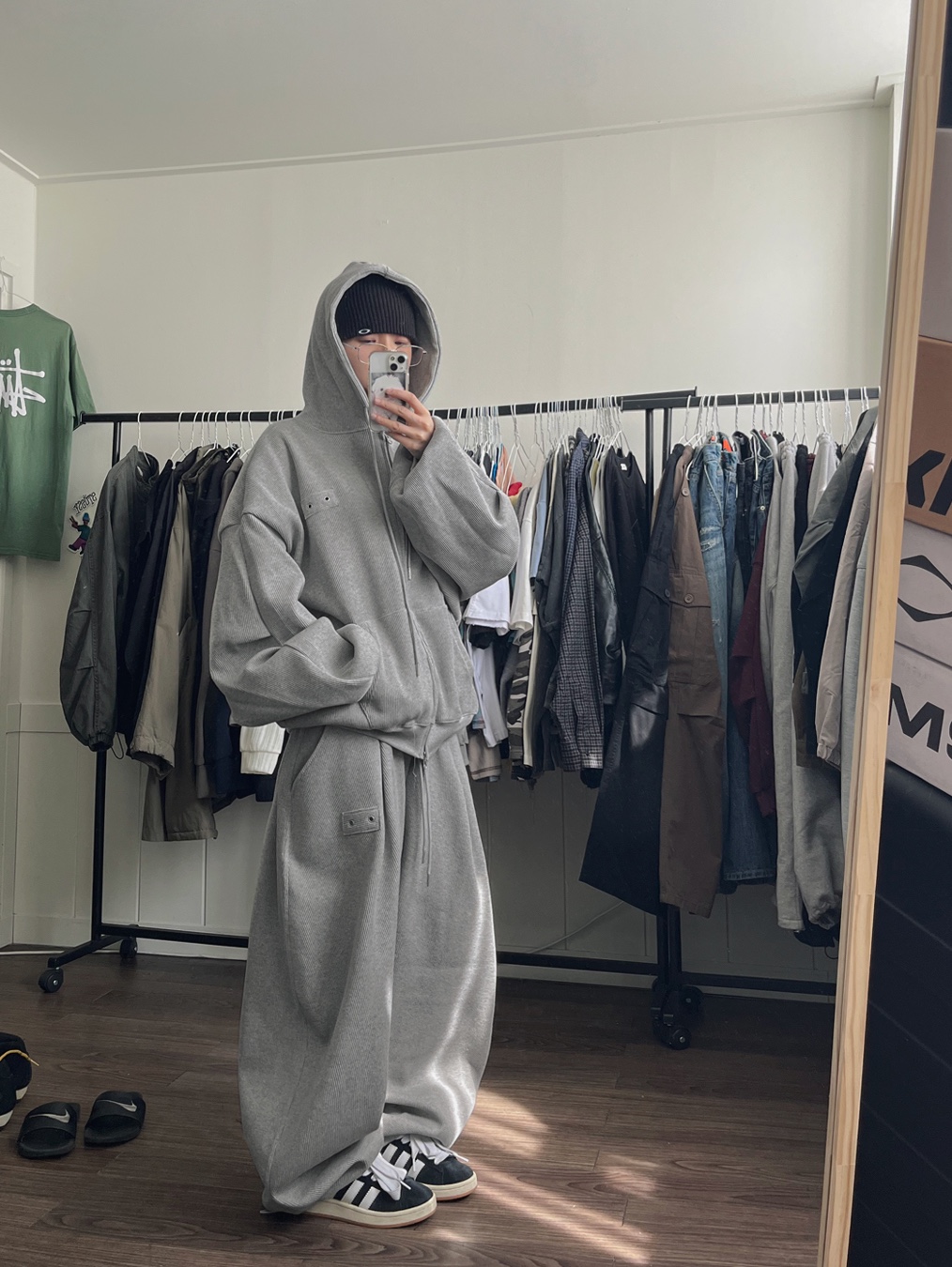 Adidas Campus 00s Core Black Cloud White, Oakley Session Beanie Blackout 착용 스타일 - 2