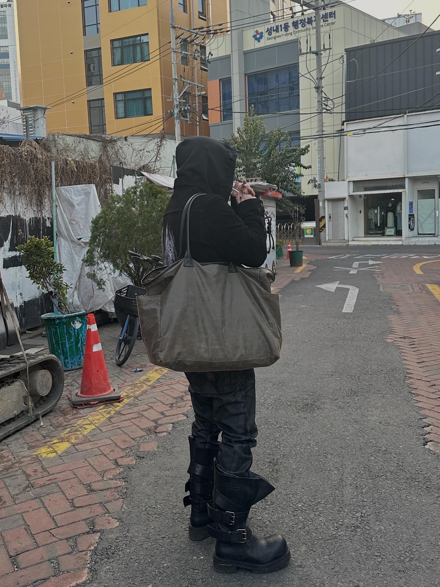 Balenciaga Venom High Boot Black 착용 스타일 - 1